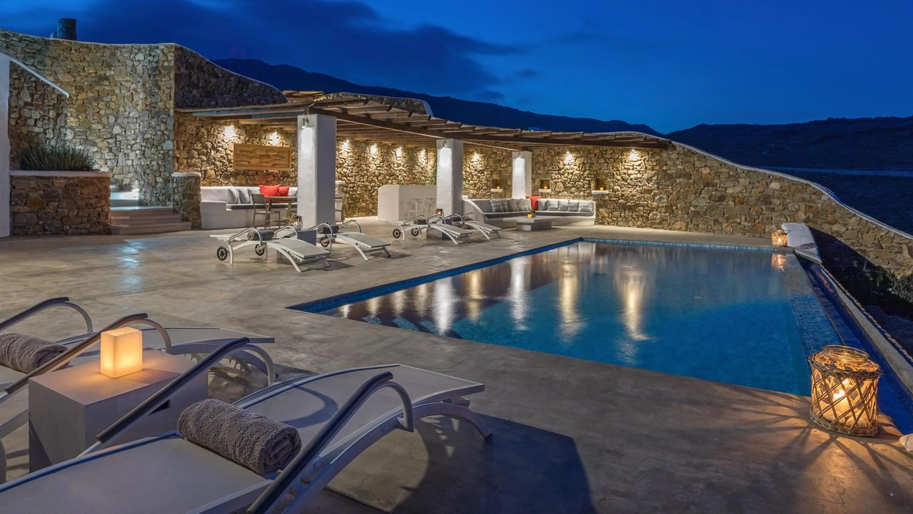 Swimming pool in Mykonos Panormos Villas