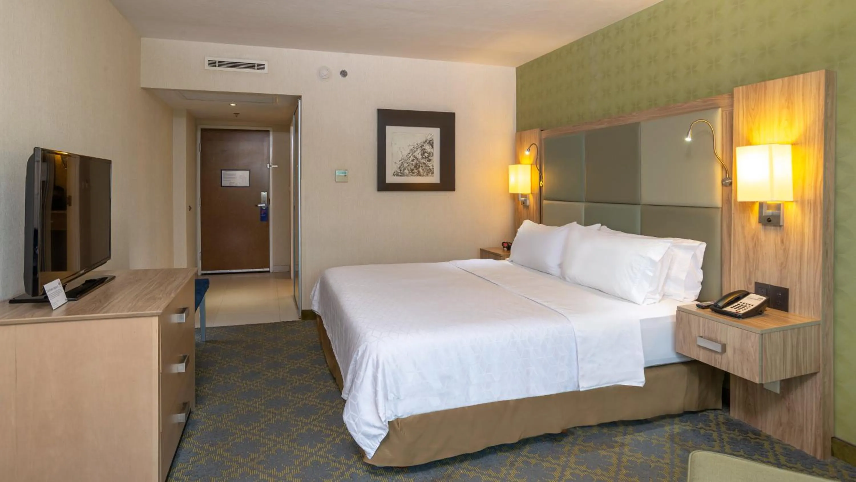 Photo of the whole room, Bed in Holiday Inn Express & Suites Cuernavaca by IHG