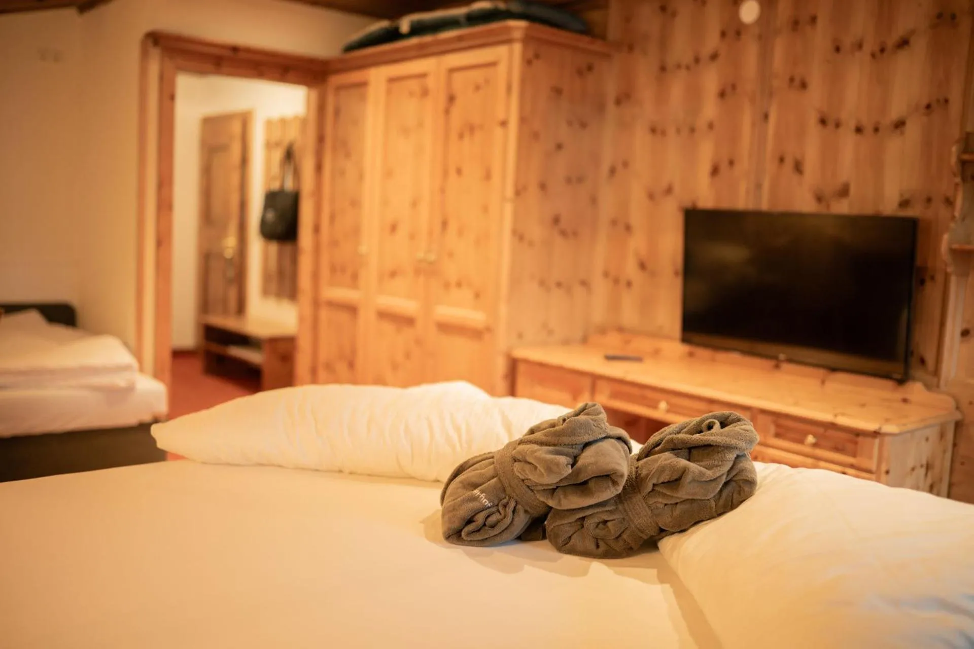 Photo of the whole room, Bed in Hotel Tirolerhof - Familotel Zugspitze