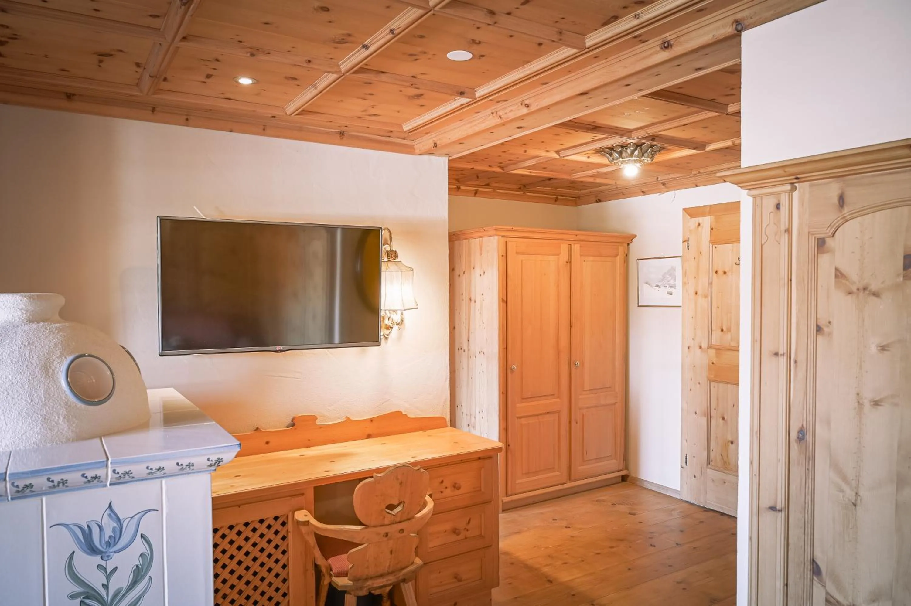 Photo of the whole room in Hotel Tirolerhof - Familotel Zugspitze