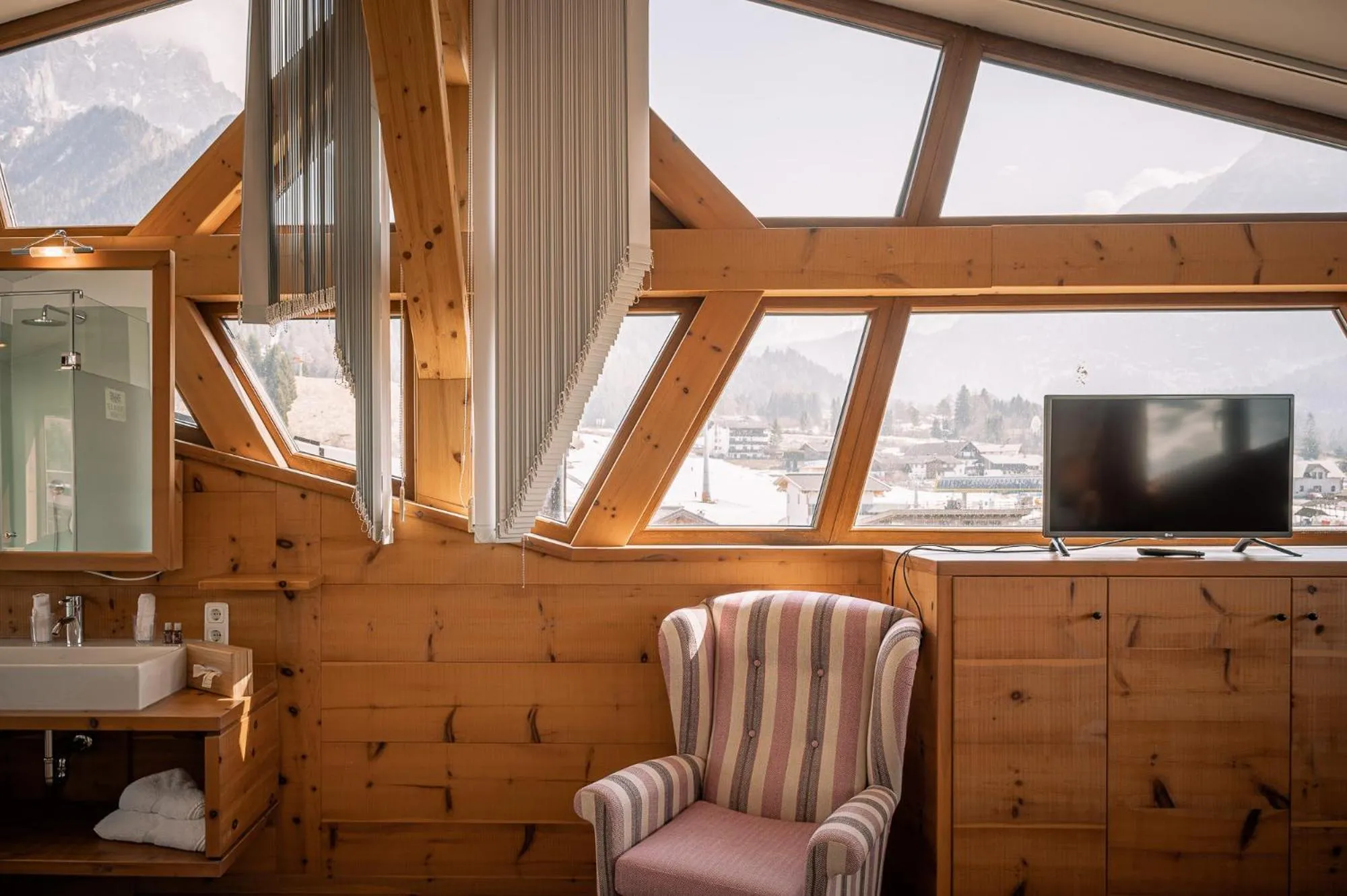 Photo of the whole room in Hotel Tirolerhof - Familotel Zugspitze