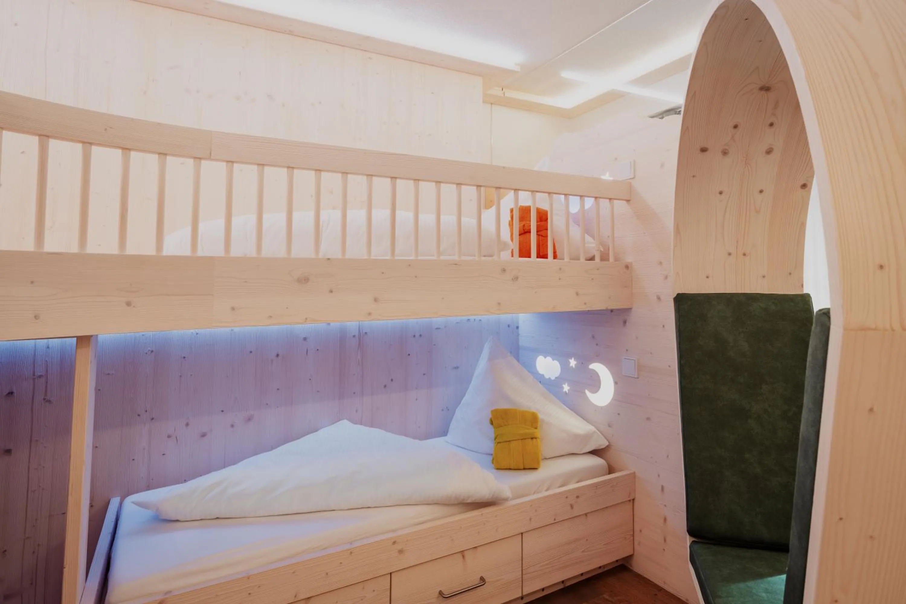 Photo of the whole room, Bed in Hotel Tirolerhof - Familotel Zugspitze