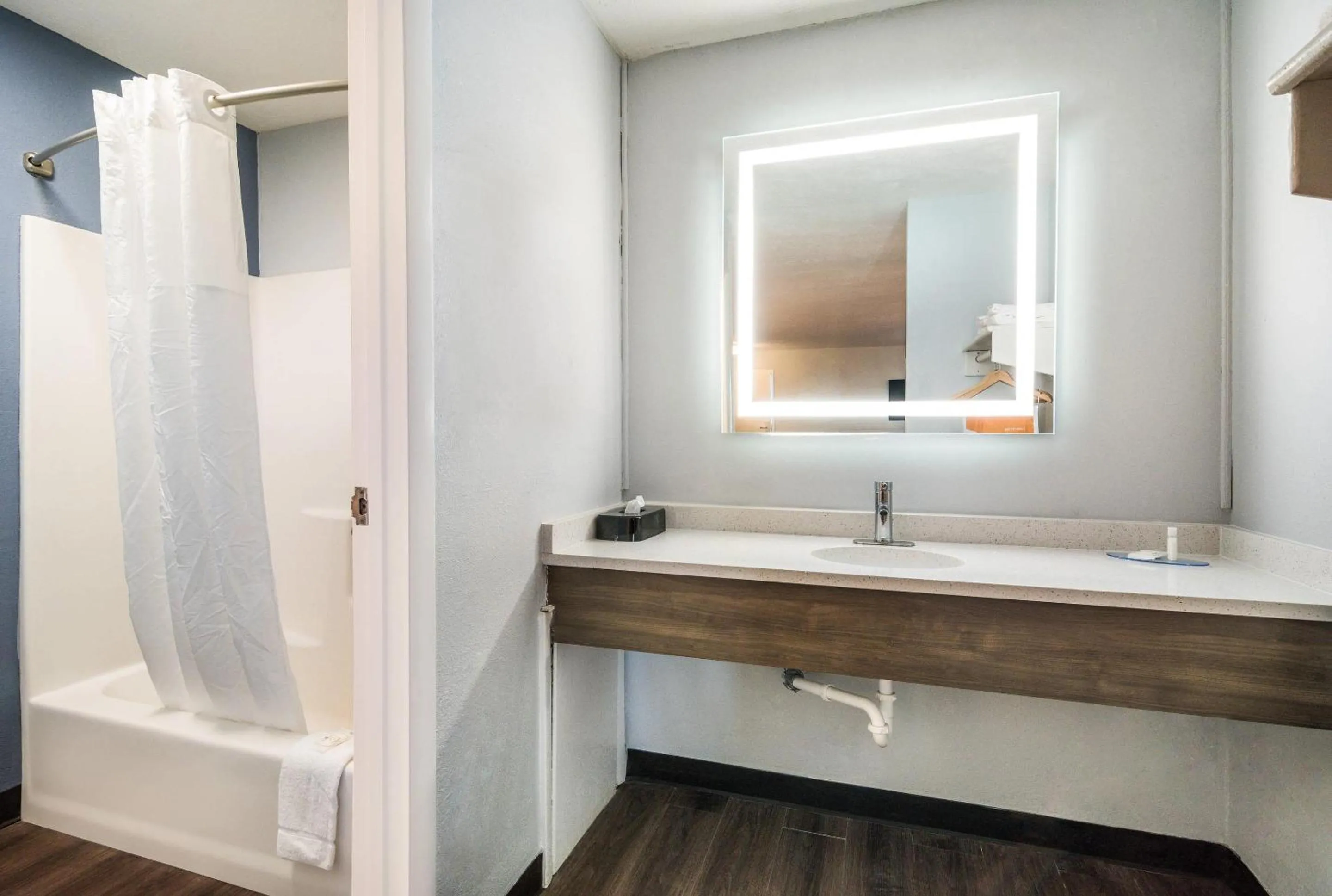 Bedroom in Quality Inn - On The Lake Clarksville-Boydton