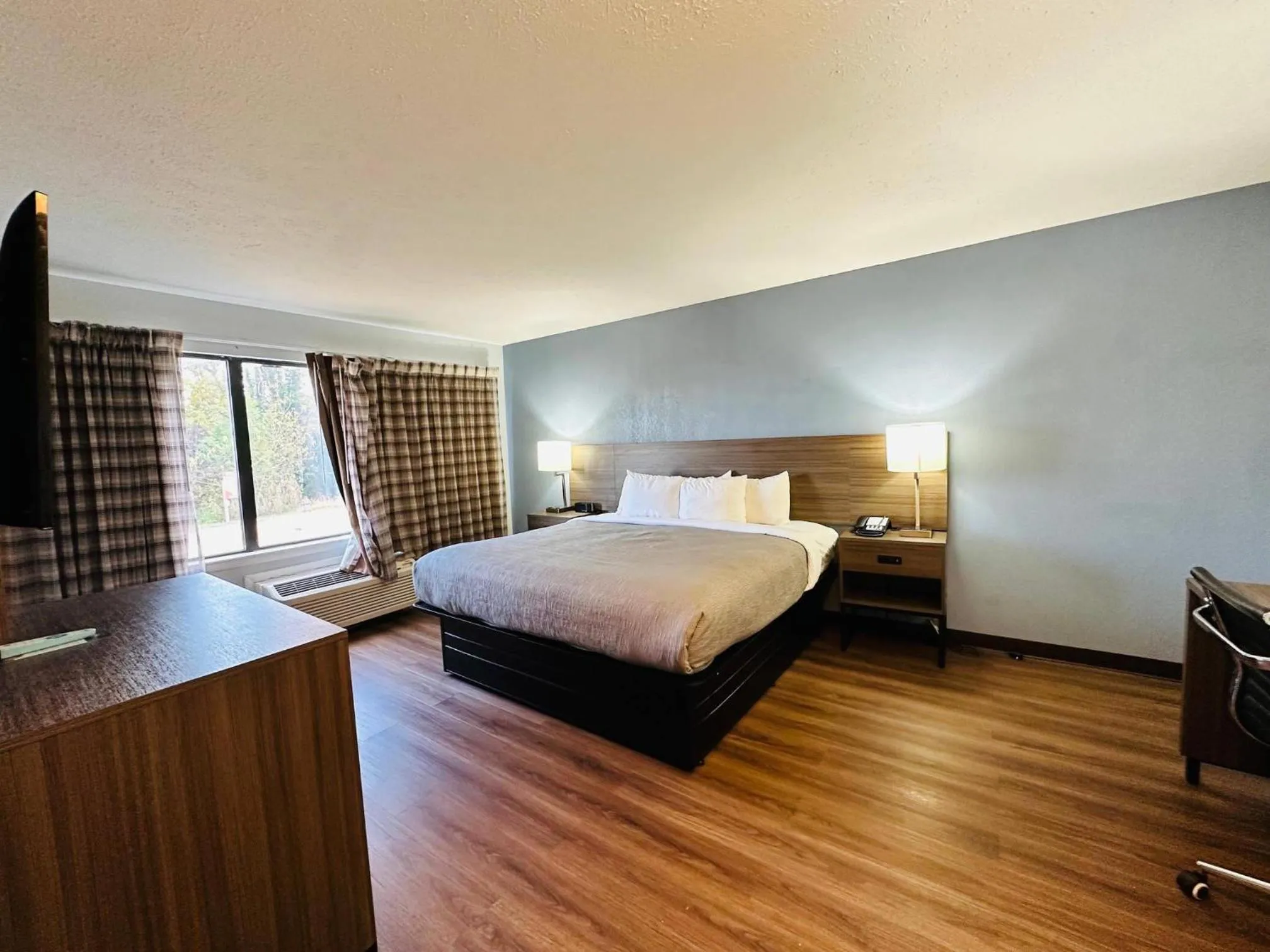 Bedroom, Bed in Quality Inn - On The Lake Clarksville-Boydton