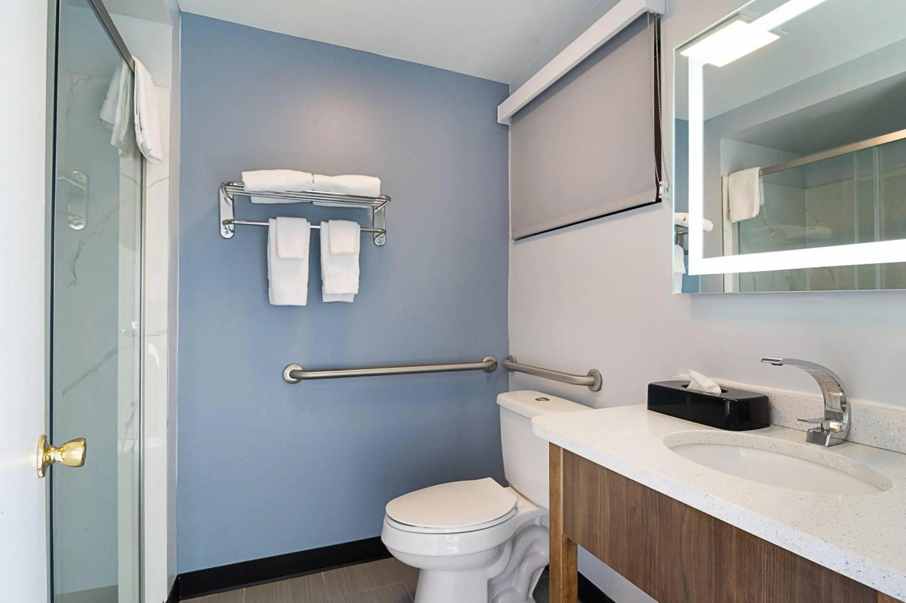 Bedroom in Quality Inn - On The Lake Clarksville-Boydton