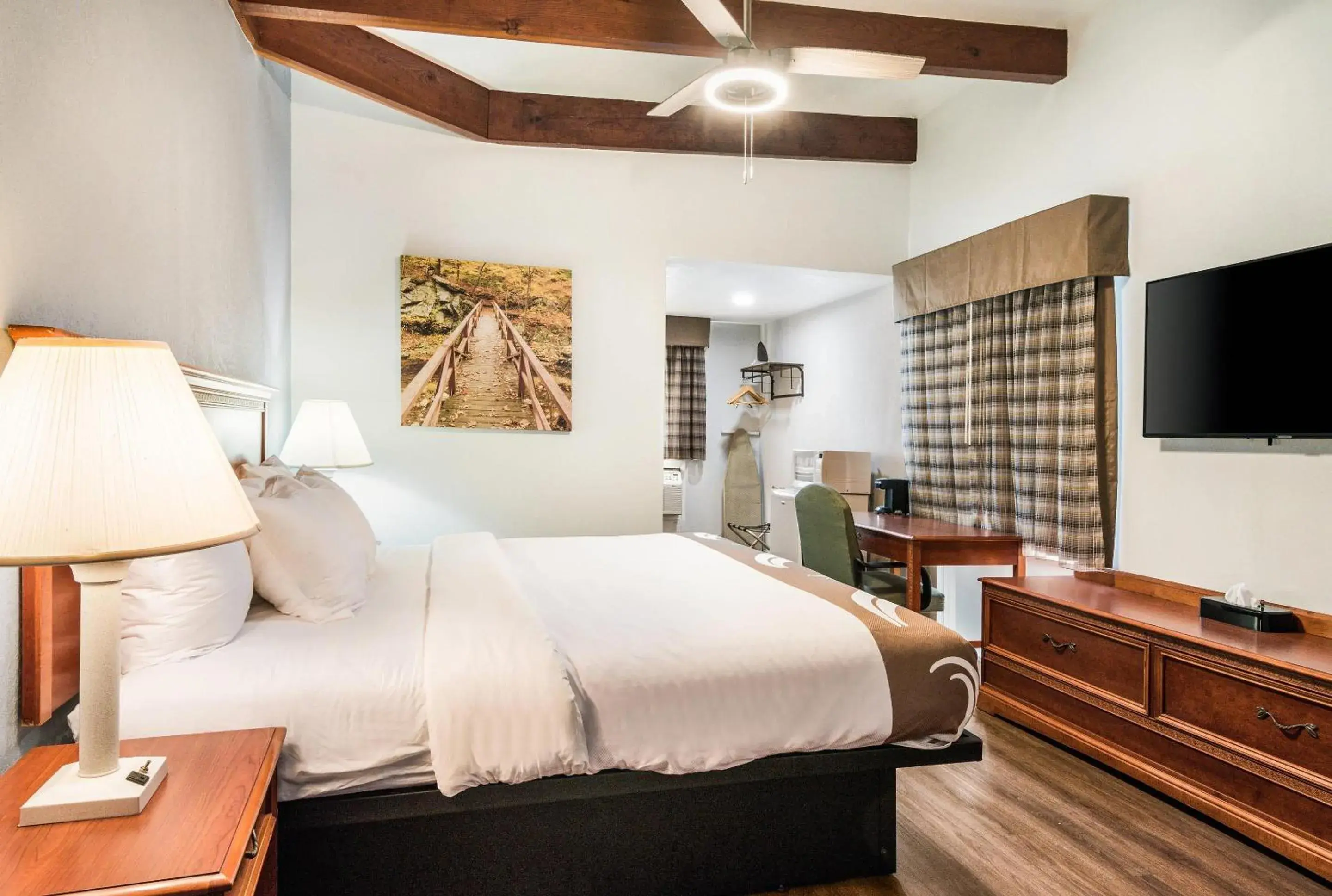 Bedroom, Bed in Quality Inn - On The Lake Clarksville-Boydton Bedroom, Bed in Quality Inn - On The Lake Clarksville-Boydton