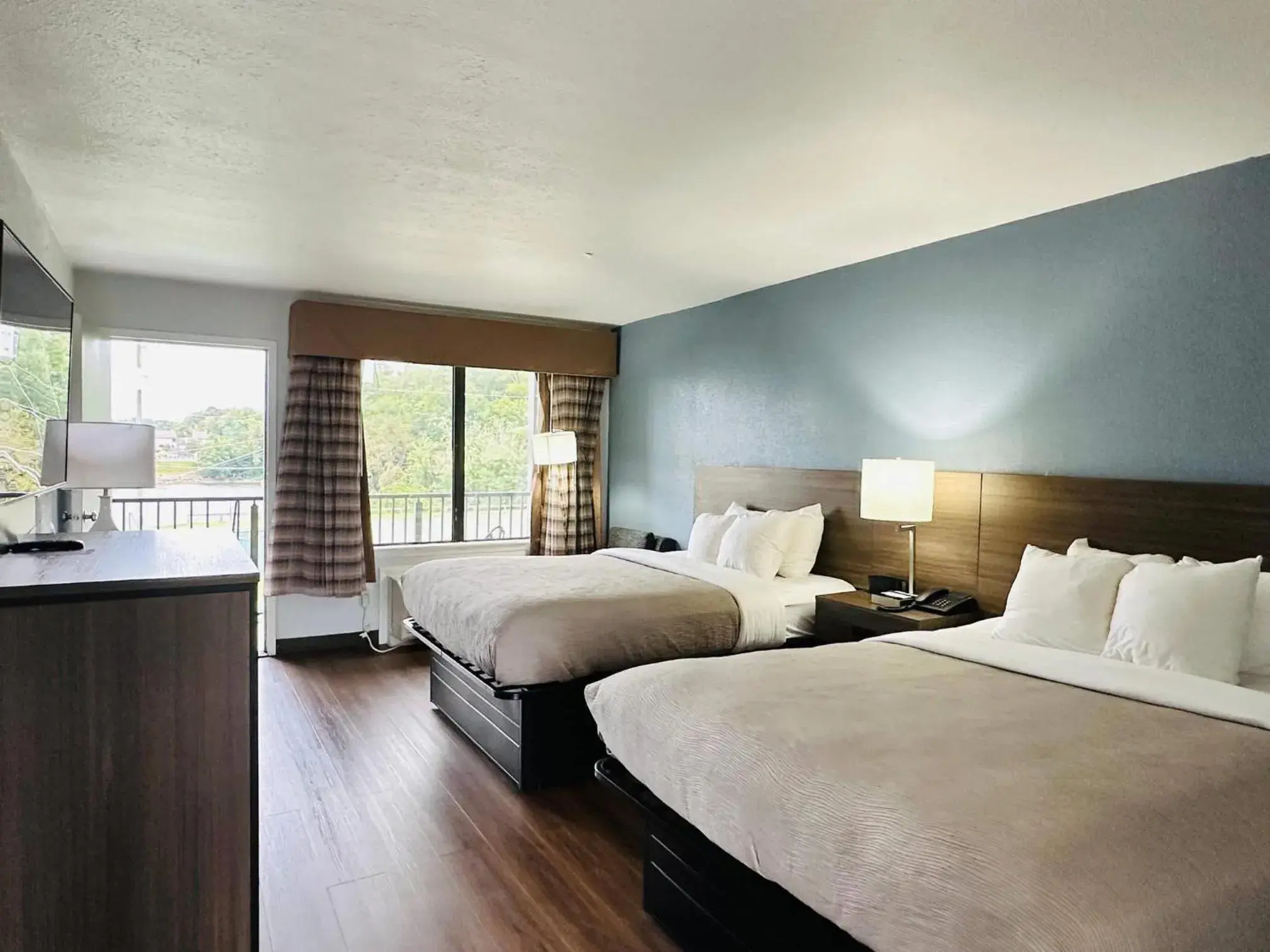 Bedroom, Bed in Quality Inn - On The Lake Clarksville-Boydton Bedroom, Bed in Quality Inn - On The Lake Clarksville-Boydton