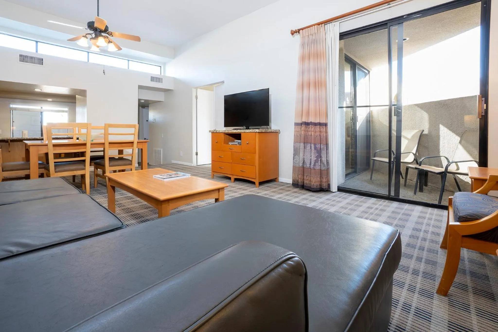 Living room, Bed in Vista Mirage Resort