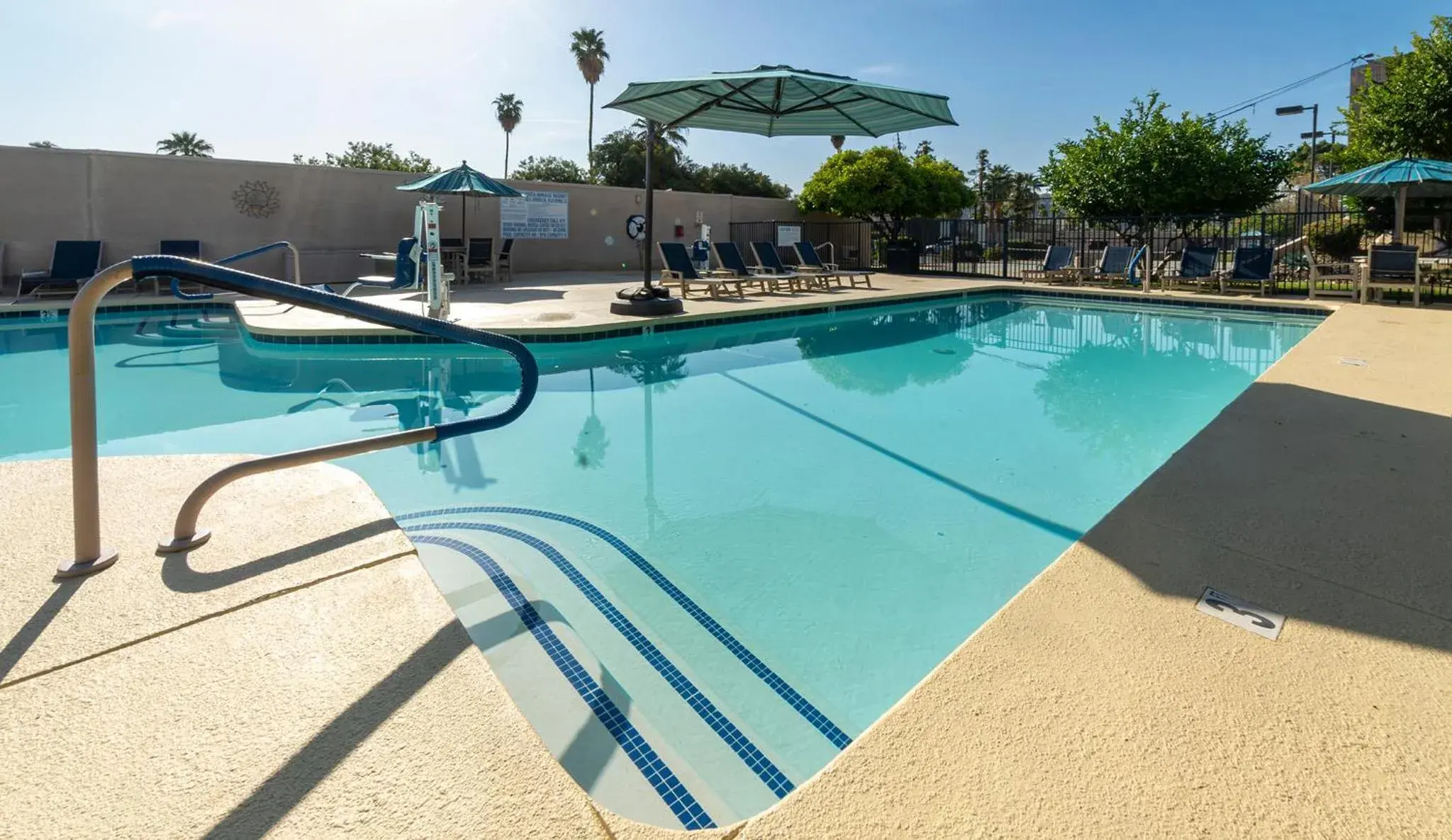 Swimming pool in Vista Mirage Resort Swimming pool in Vista Mirage Resort