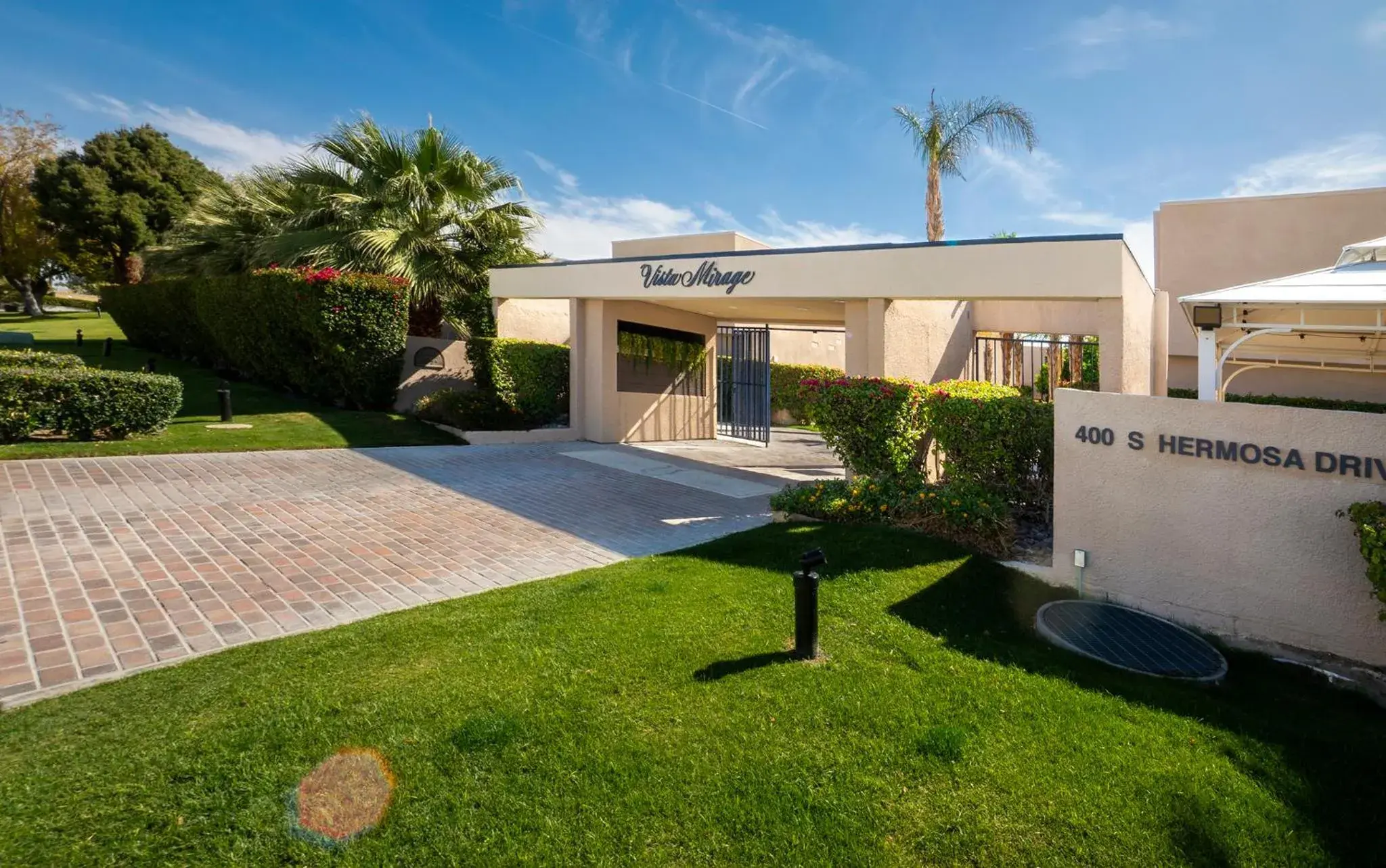Facade/entrance in Vista Mirage Resort Facade/entrance in Vista Mirage Resort