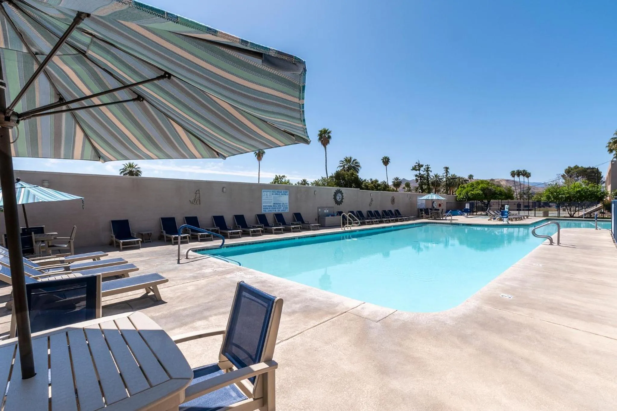 Swimming pool in Vista Mirage Resort