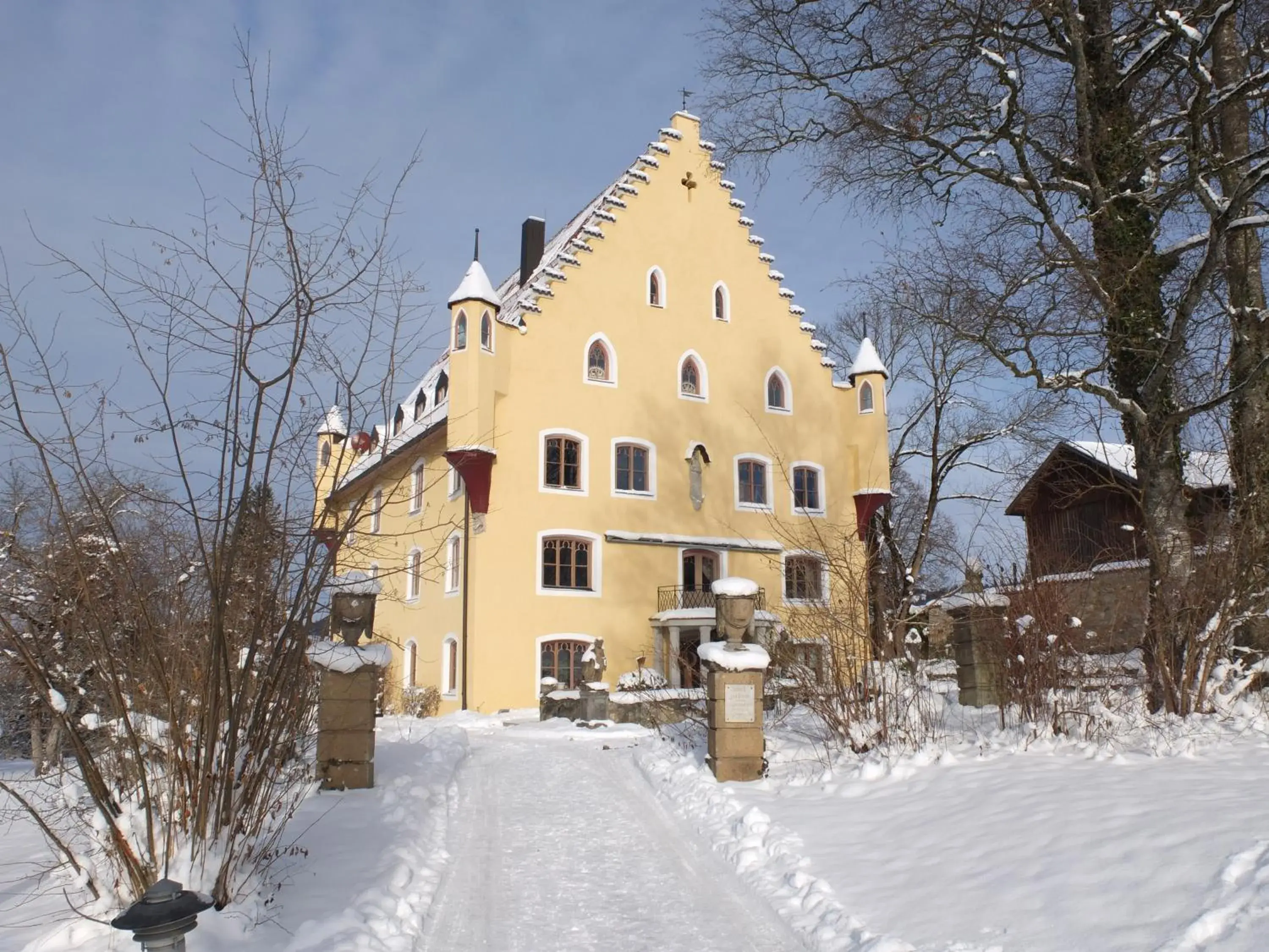 Facade/entrance, Winter in Schloss zu Hopferau