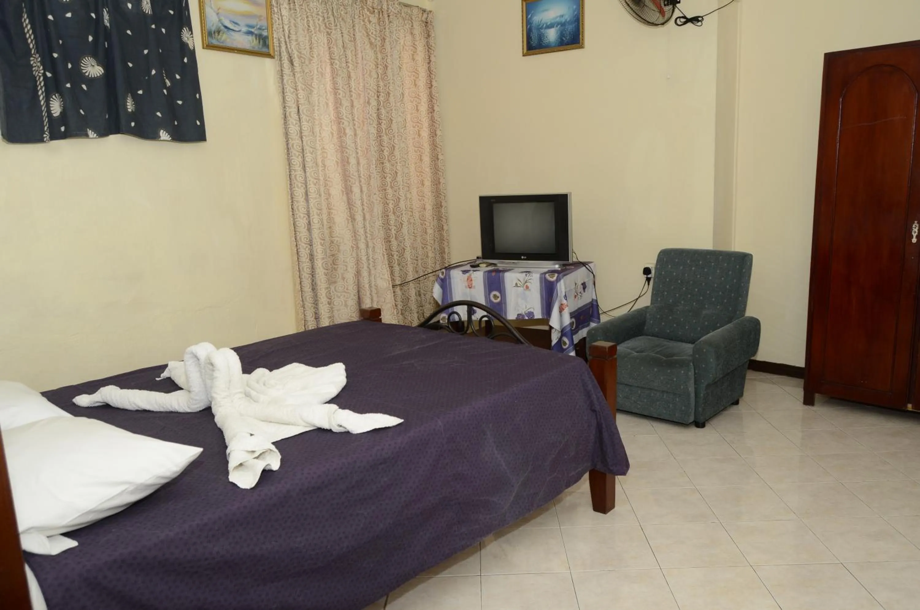 Communal lounge/ TV room, Bed in Dookee House