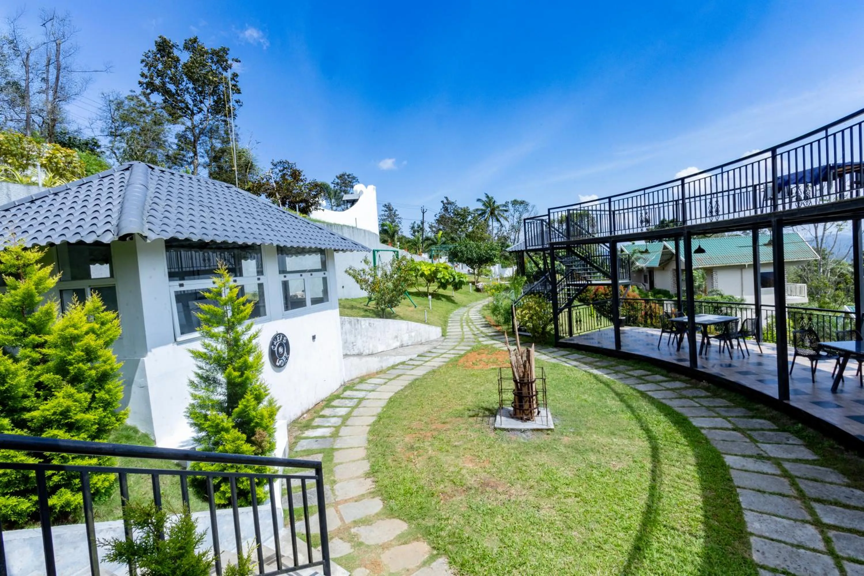 Restaurant/places to eat in Aveda Munnar Mountains and Mist