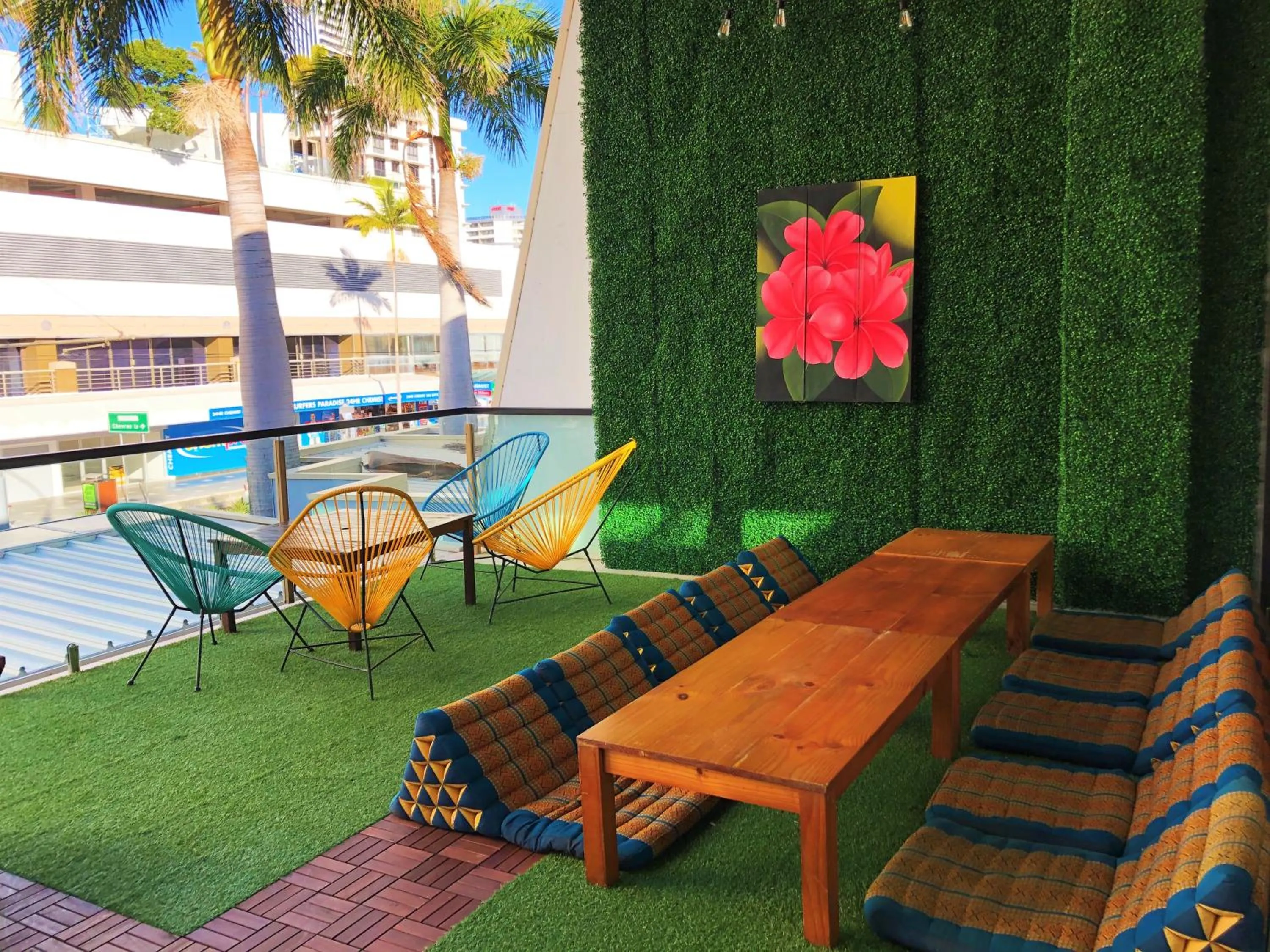 Property building in Tequila Sunrise Hostel Surfers Paradise
