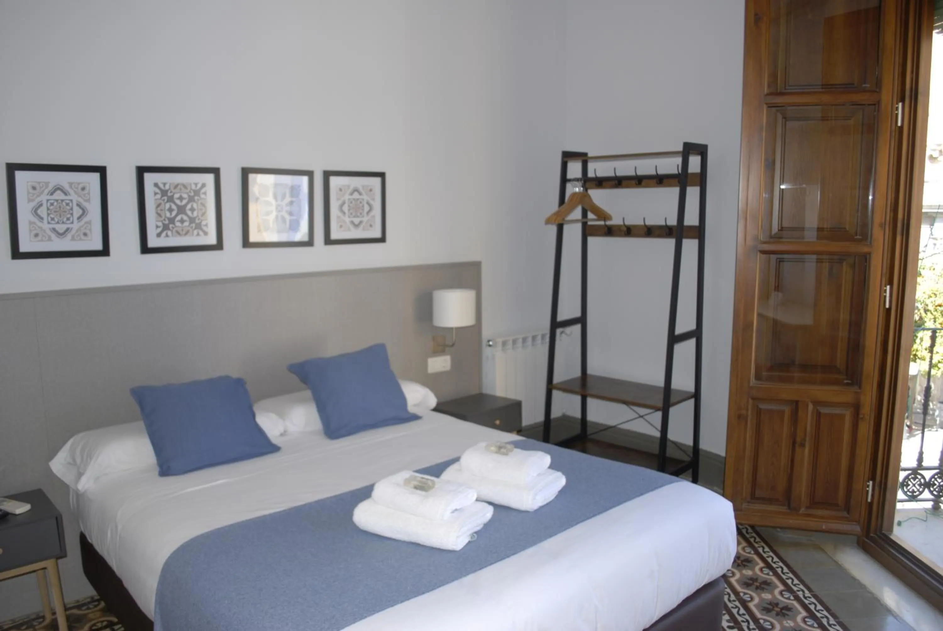 Photo of the whole room, Bed in La Perla Granada Suites