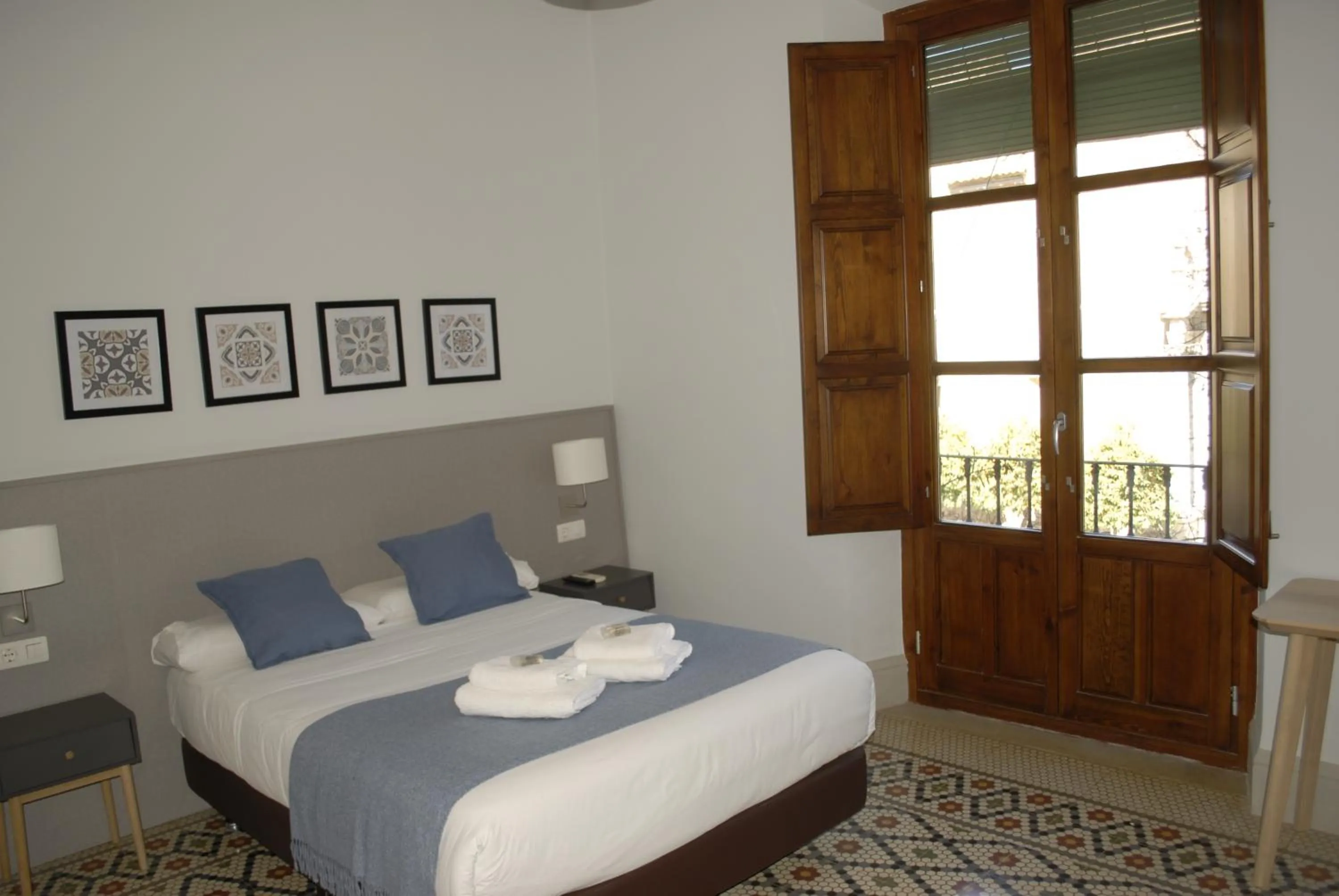 Photo of the whole room, Bed in La Perla Granada Suites