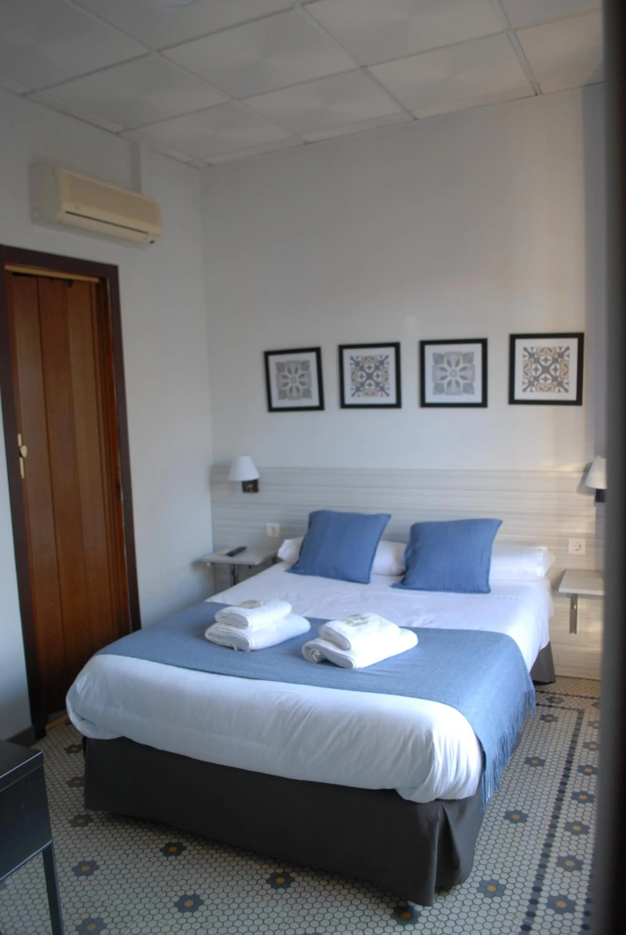 Photo of the whole room, Bed in La Perla Granada Suites