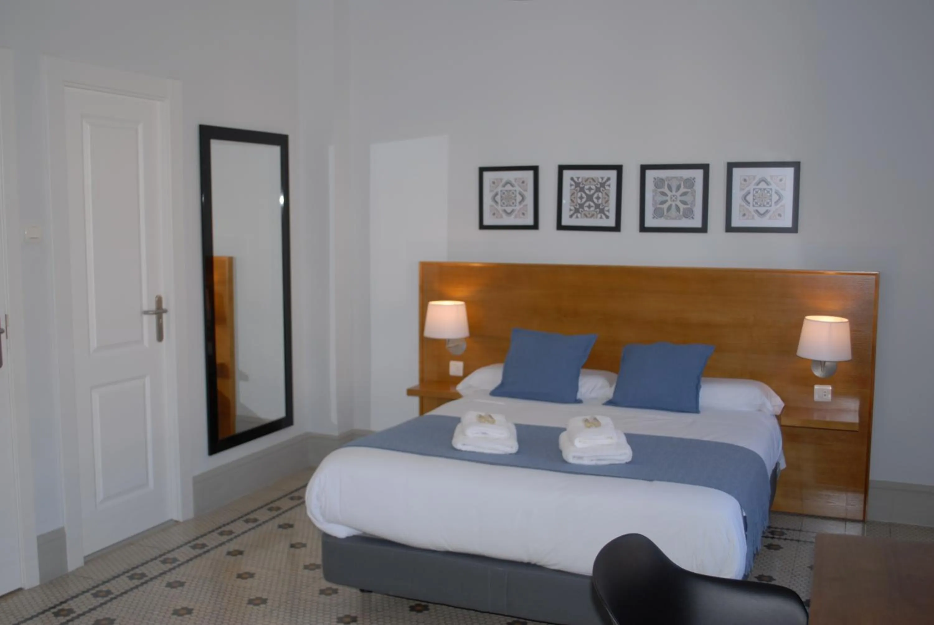Photo of the whole room, Bed in La Perla Granada Suites