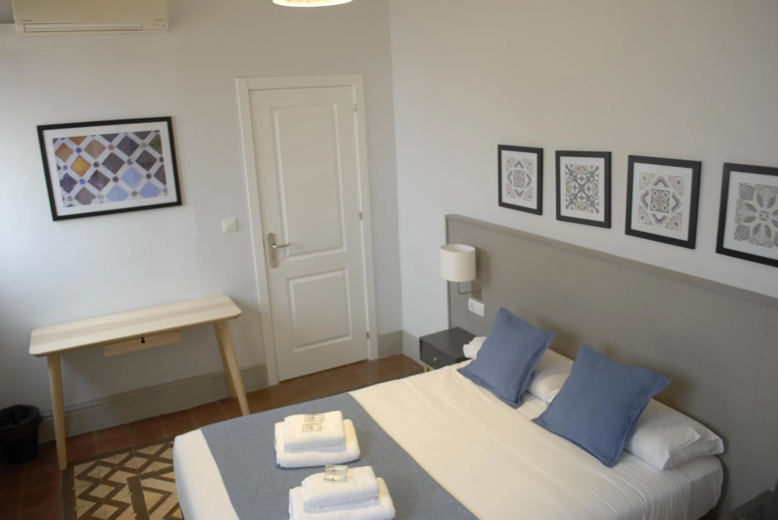 Photo of the whole room, Bed in La Perla Granada Suites