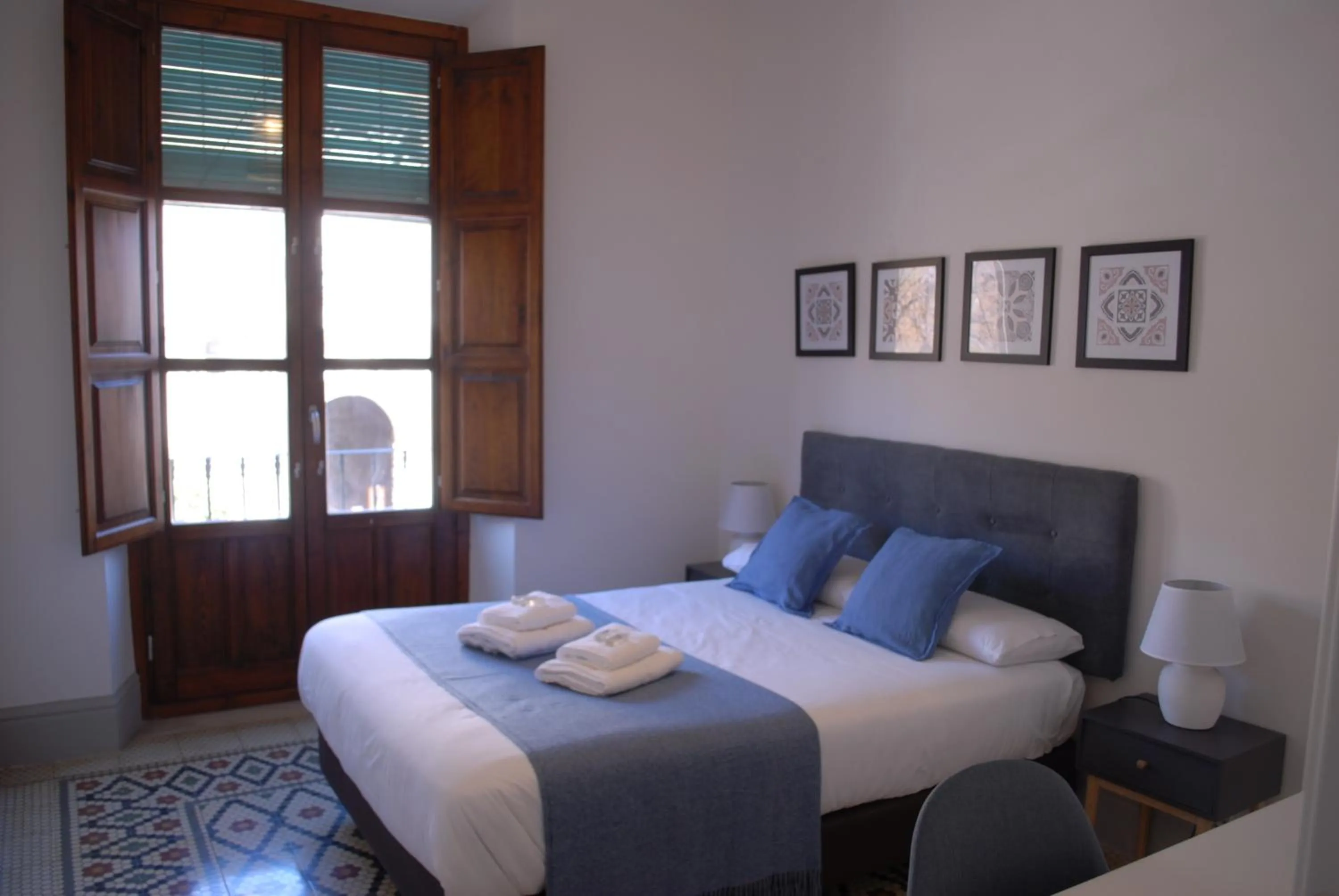 Photo of the whole room, Bed in La Perla Granada Suites