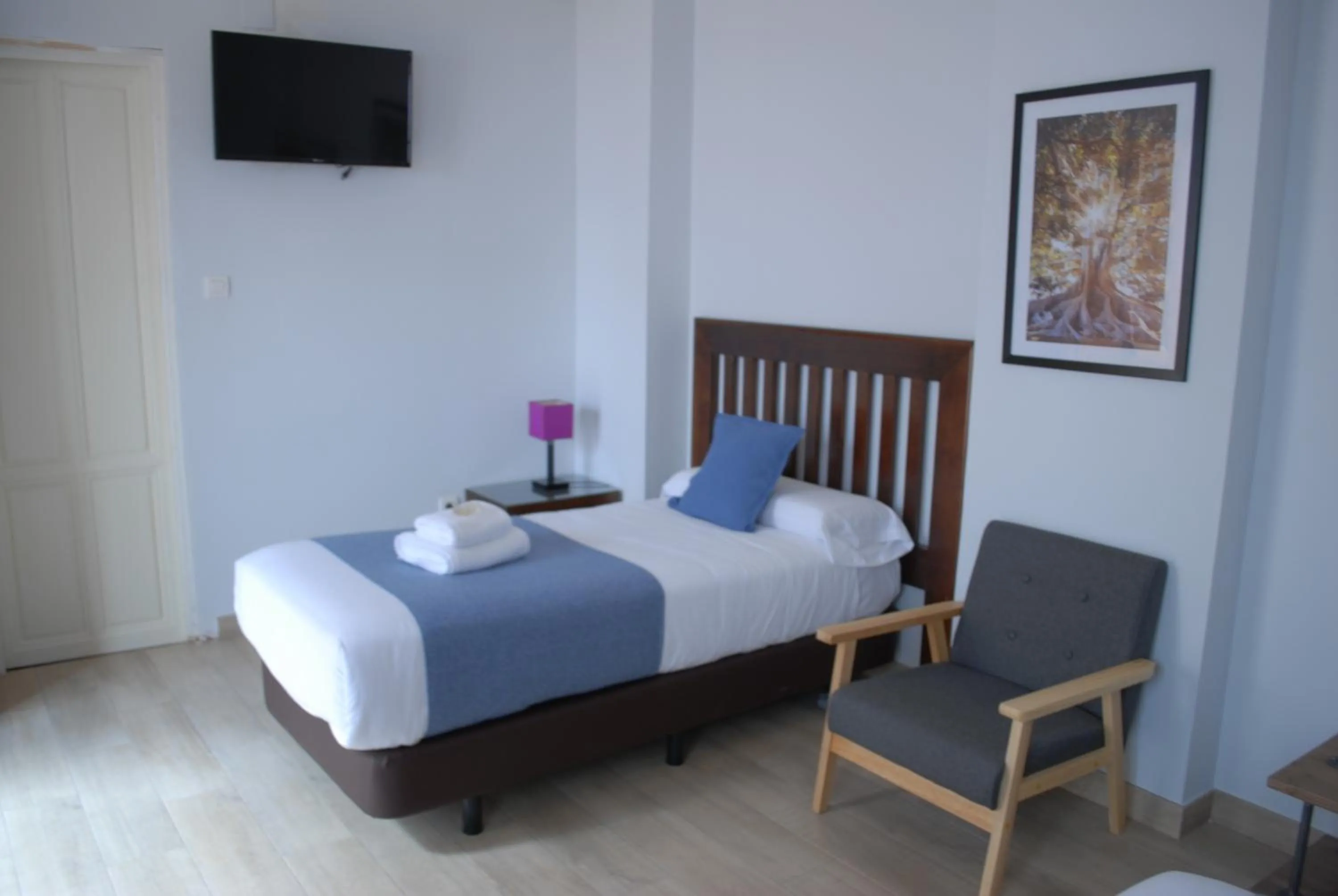 Photo of the whole room, Bed in La Perla Granada Suites