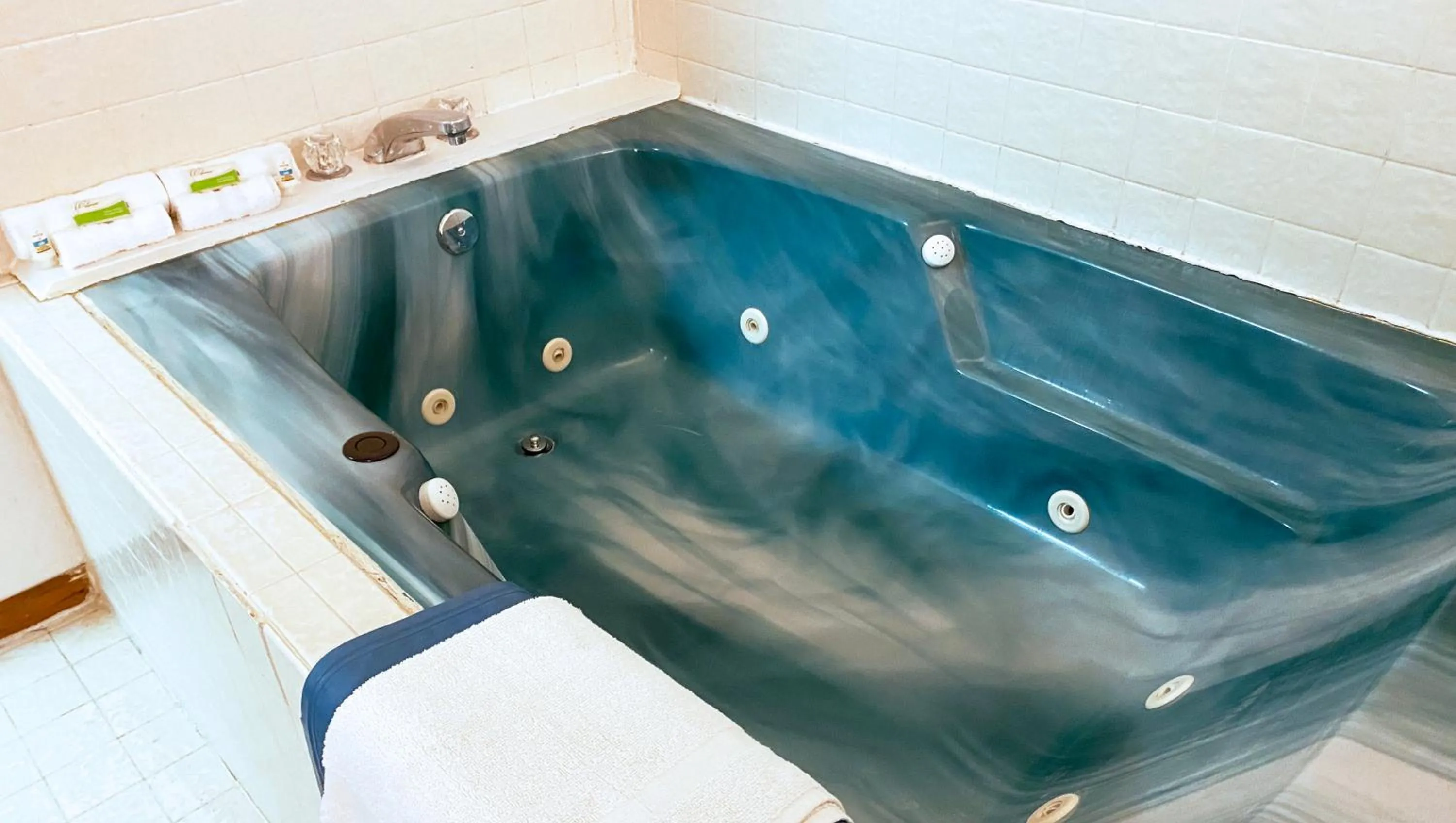 Photo of the whole room in Oak Grove Inn