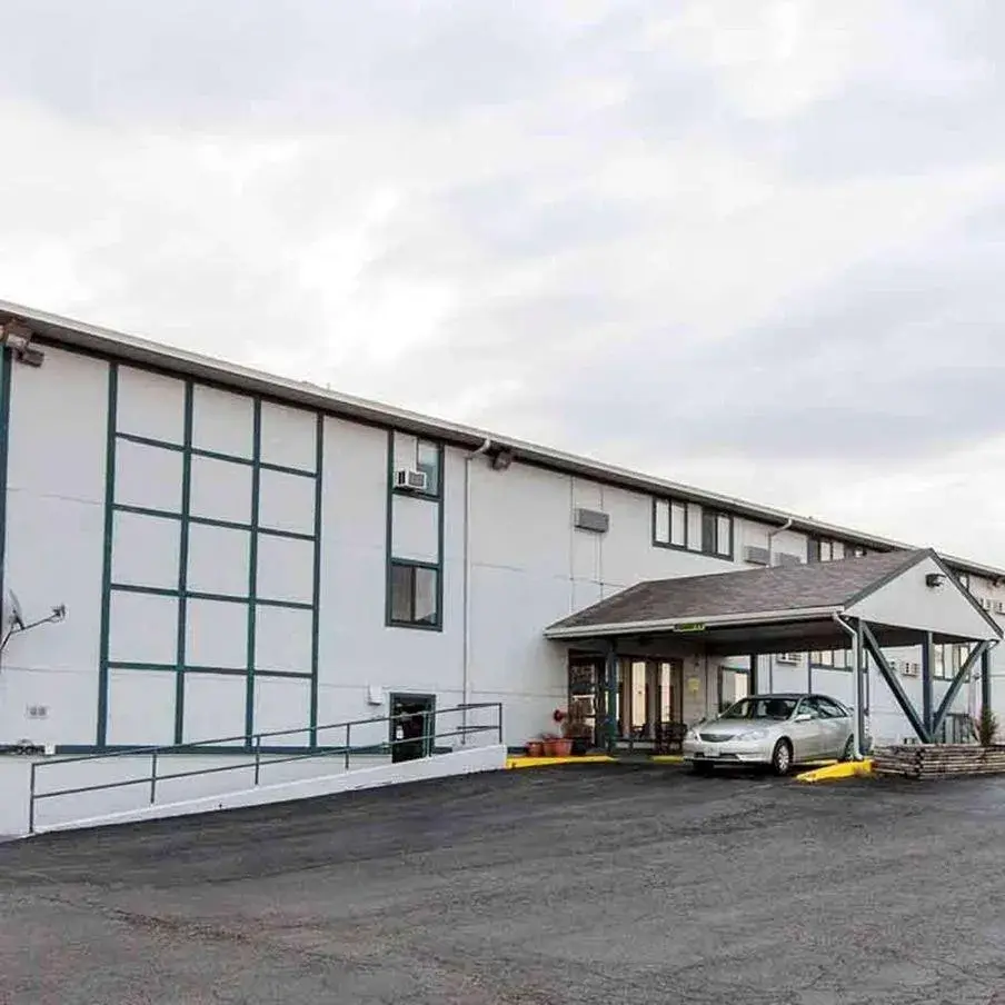 Property building in Oak Grove Inn Property building in Oak Grove Inn