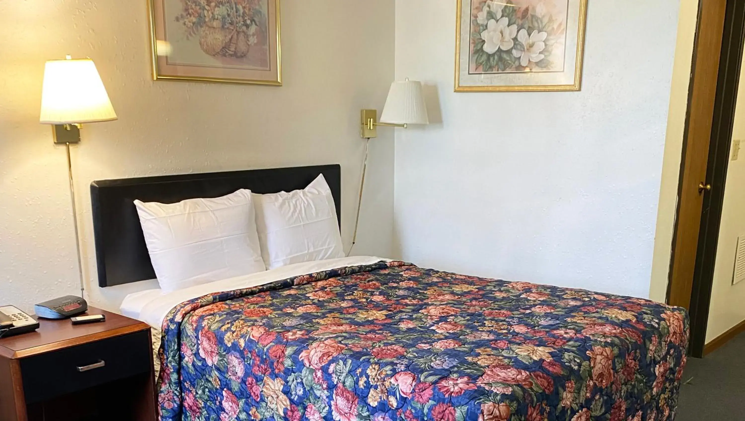 Bedroom, Bed in Oak Grove Inn Bedroom, Bed in Oak Grove Inn