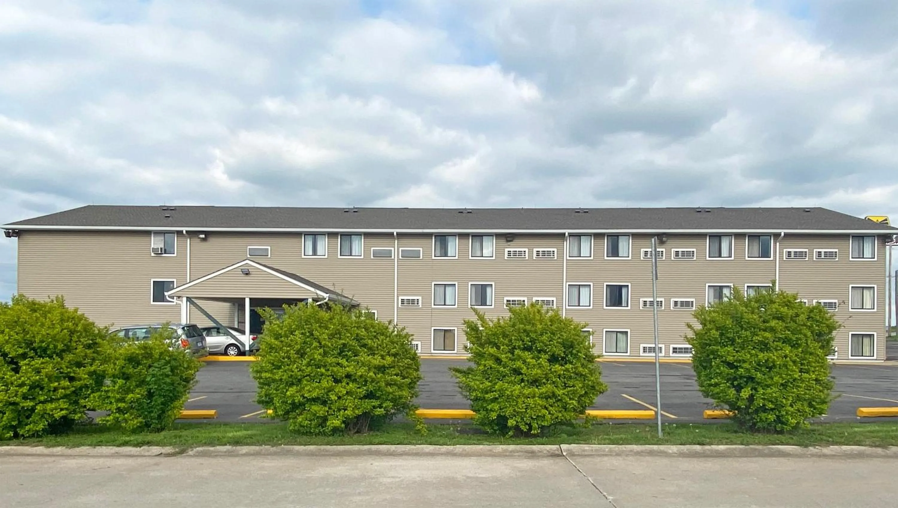 Property building in Oak Grove Inn