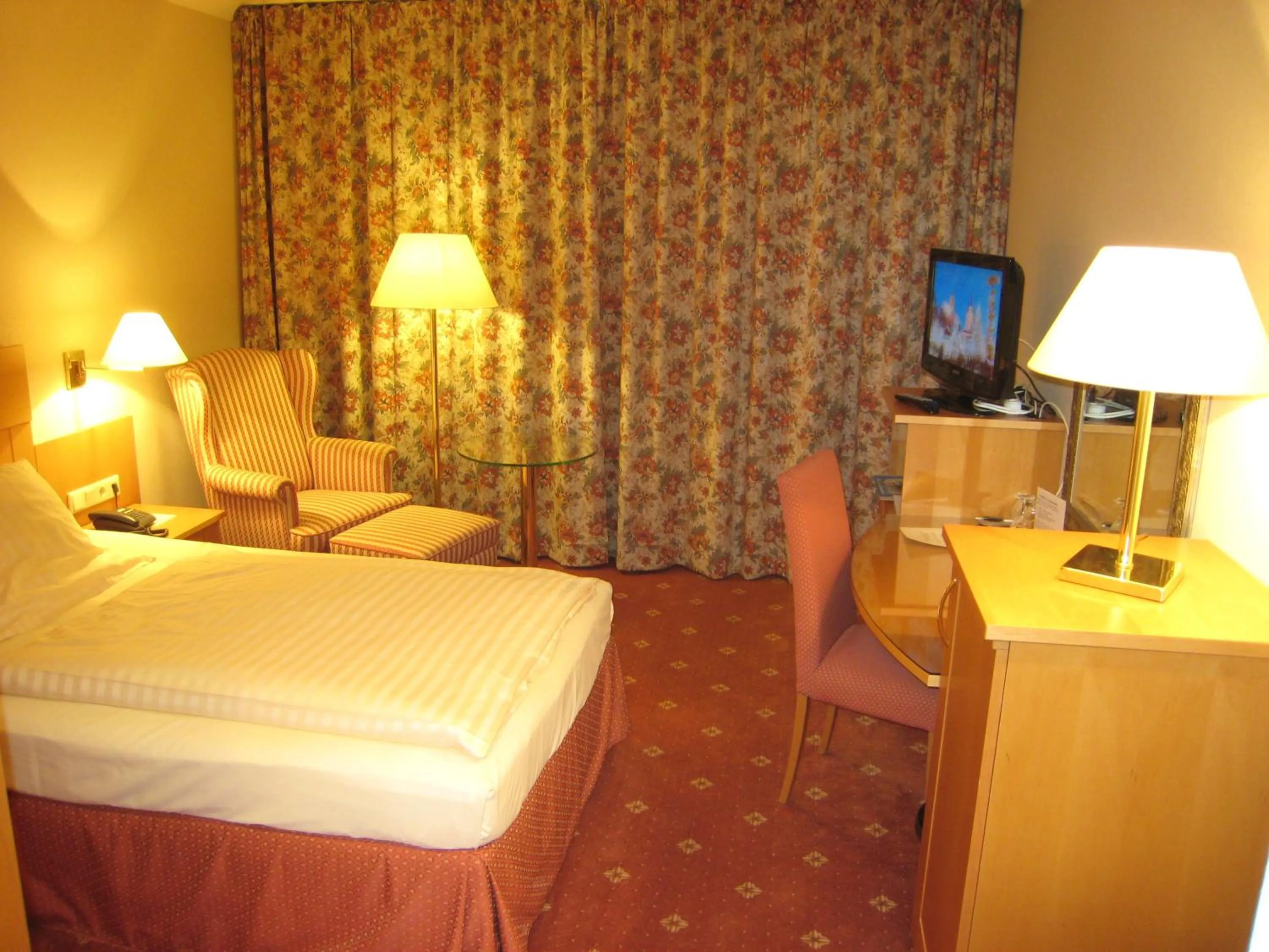Photo of the whole room, Bed in Kurpark-Hotel