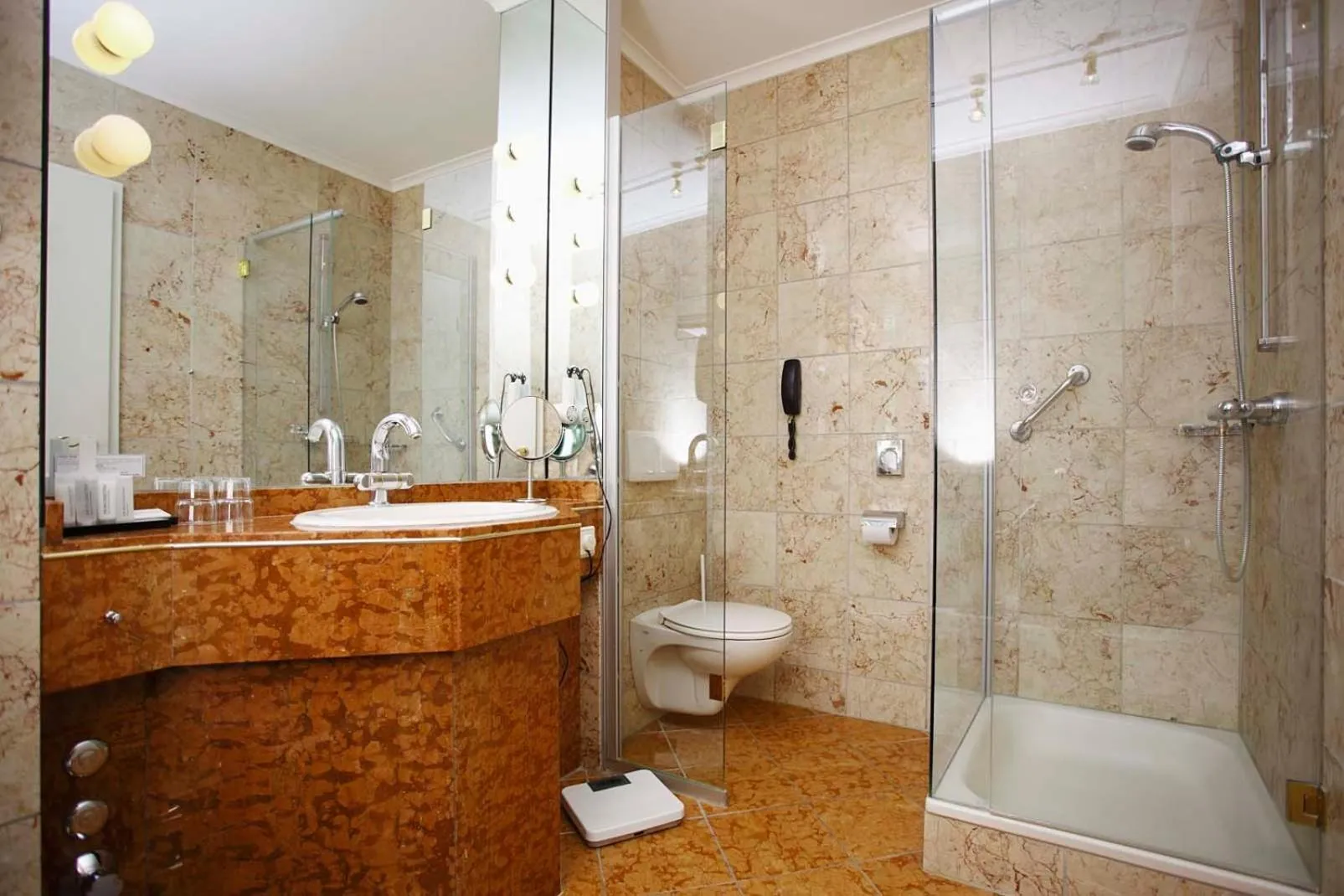 Bathroom in Kurpark-Hotel