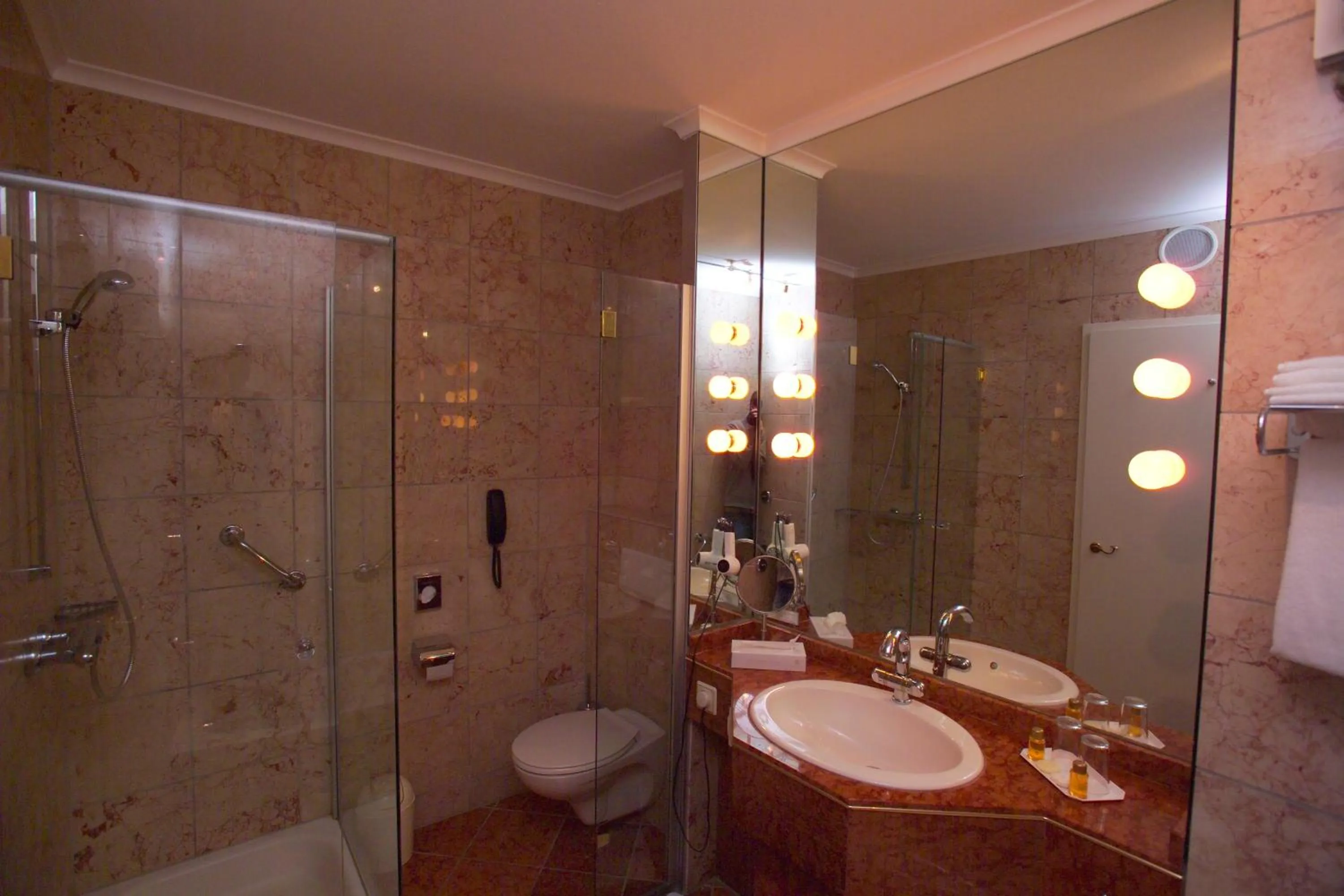 Bathroom in Kurpark-Hotel
