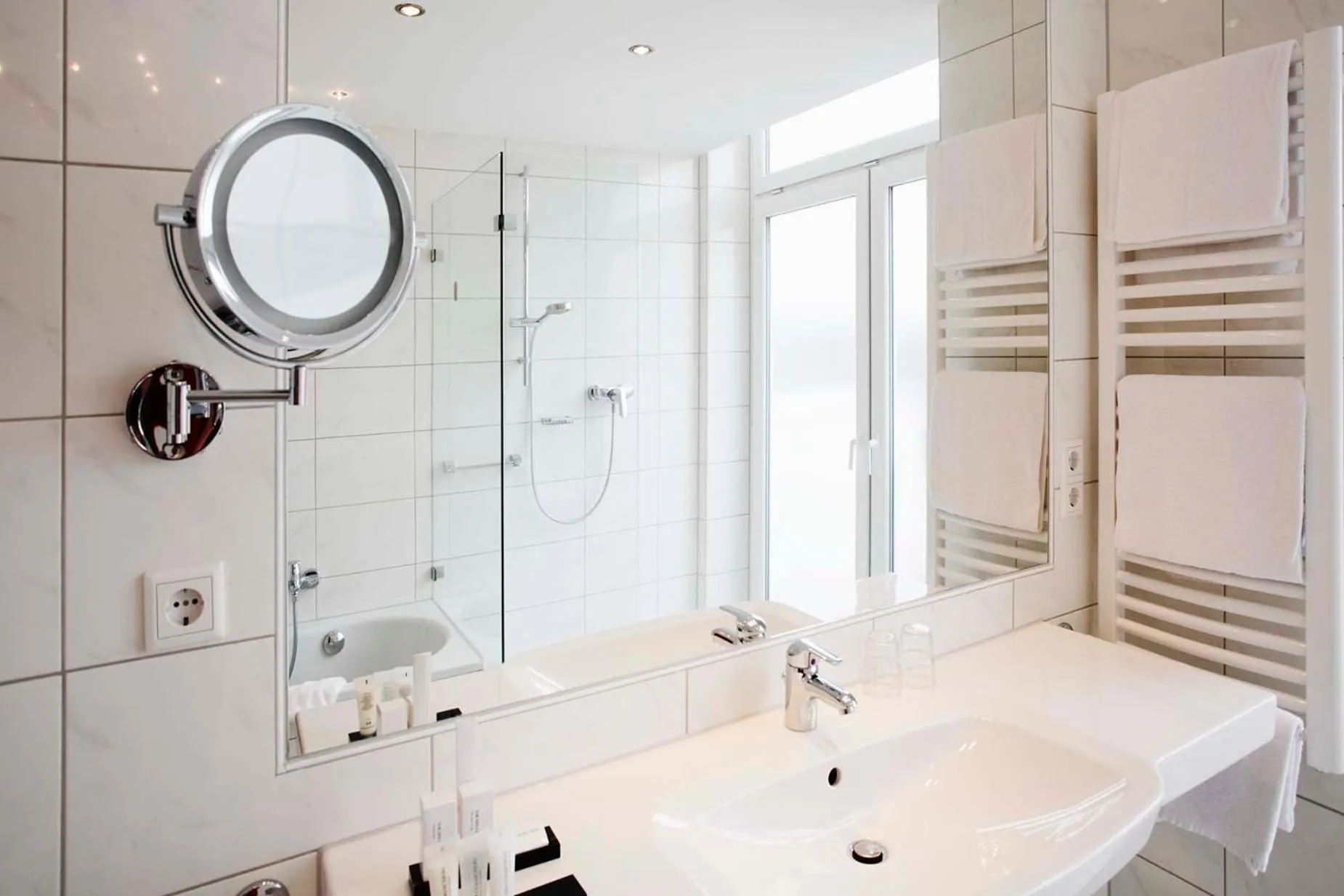 Bathroom in Kurpark-Hotel