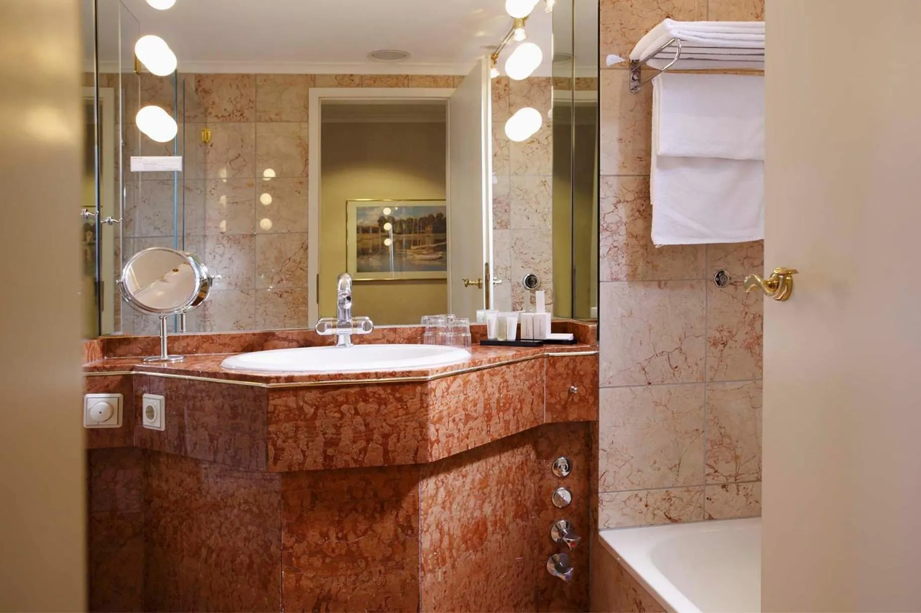 Bathroom in Kurpark-Hotel