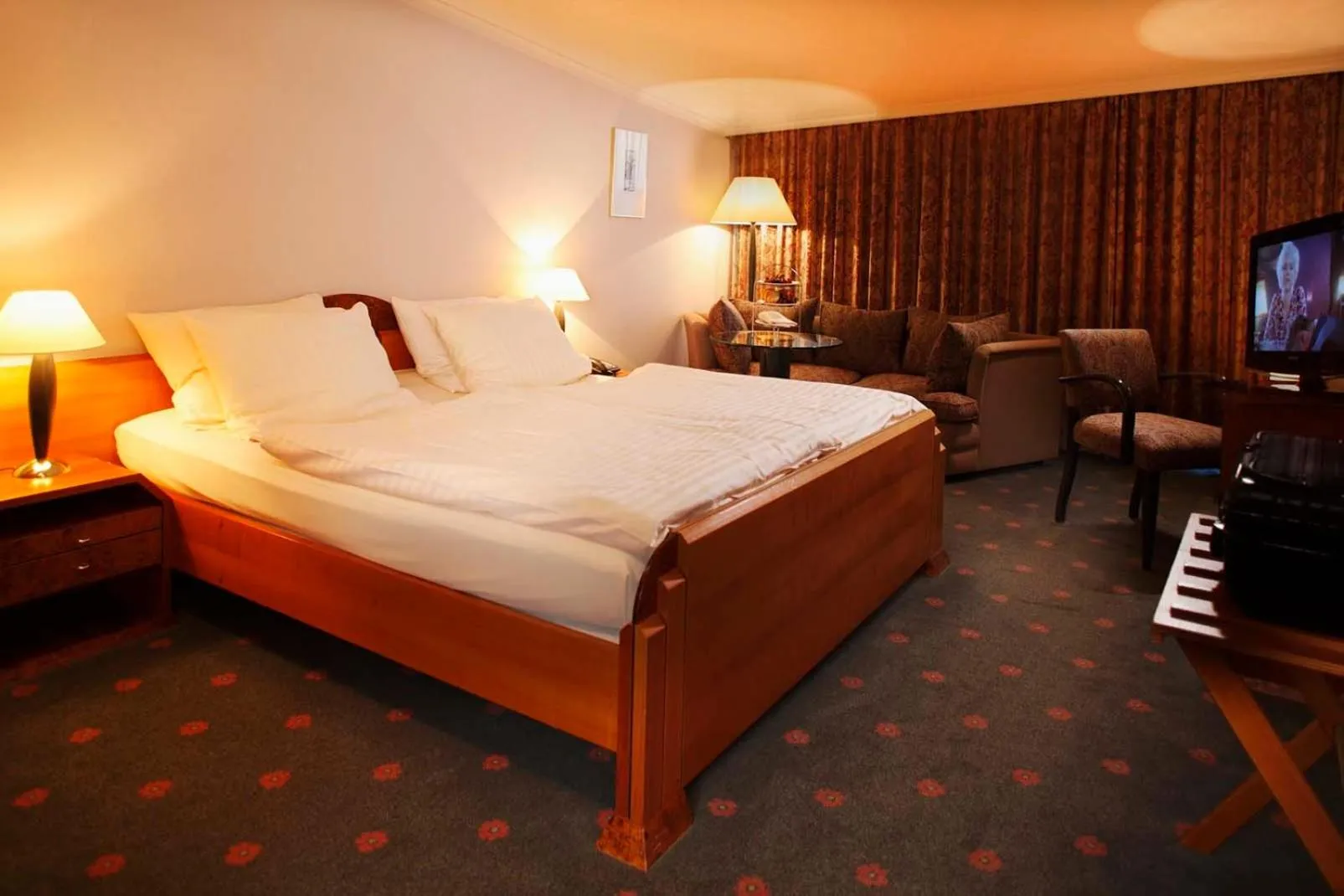 Photo of the whole room, Bed in Kurpark-Hotel