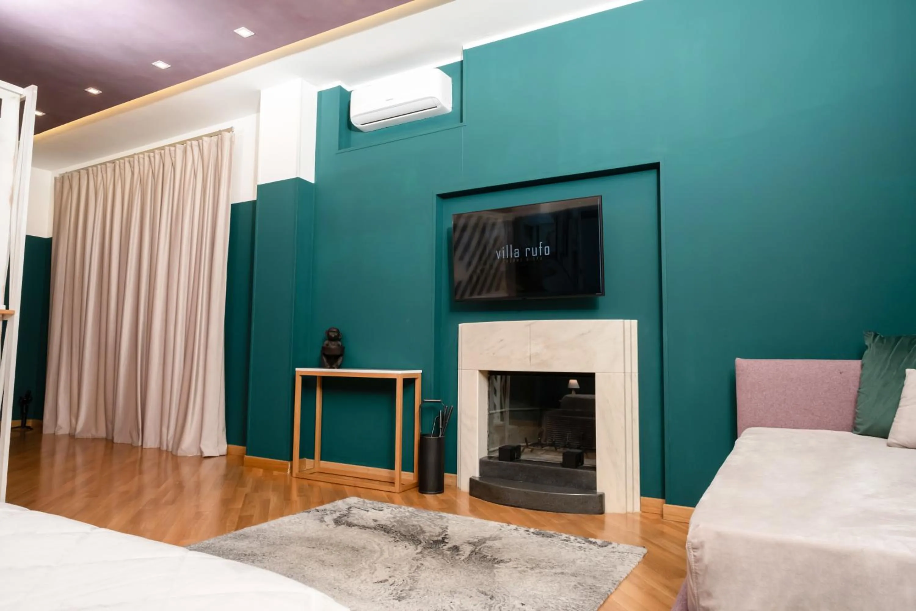 flat iron, Bed in Villa Rufo