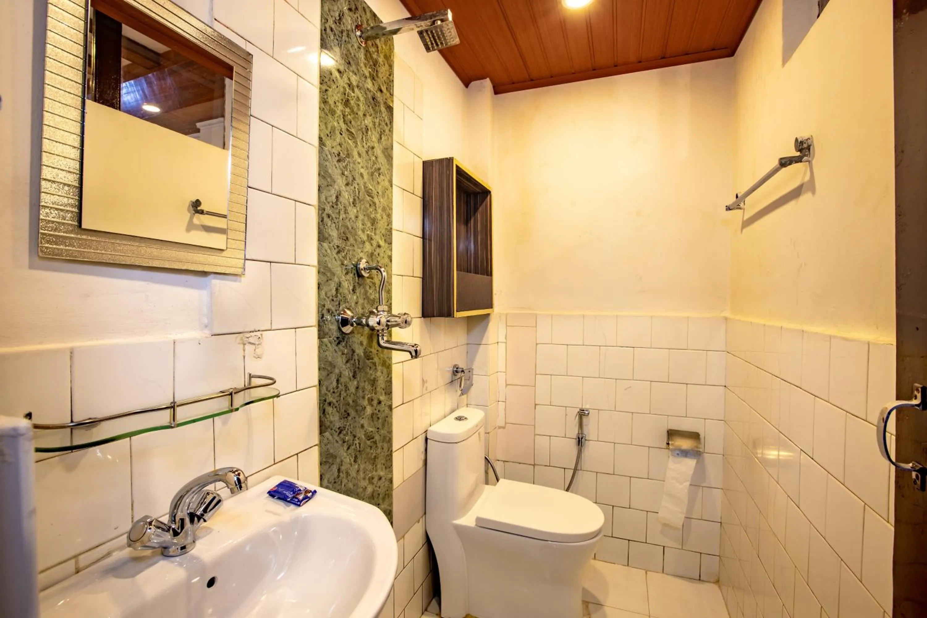 Shower in Shangrila Boutique Hotel