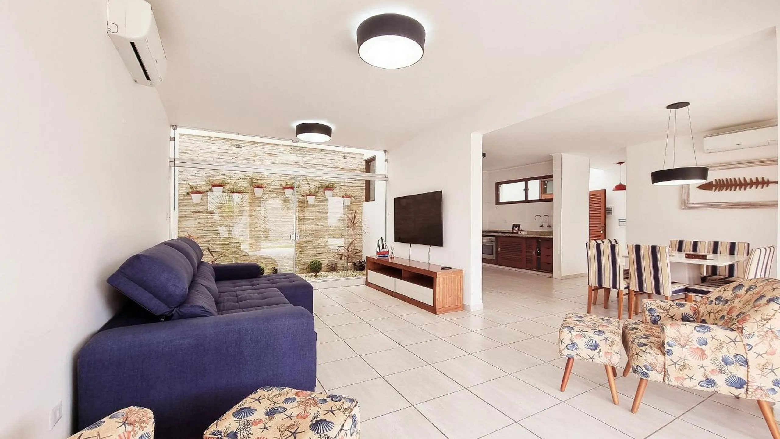 Living room in Espetacular, 6 suítes, Varanda Gourmet, Bilhar, Pebolim, Praia dos Sonhos