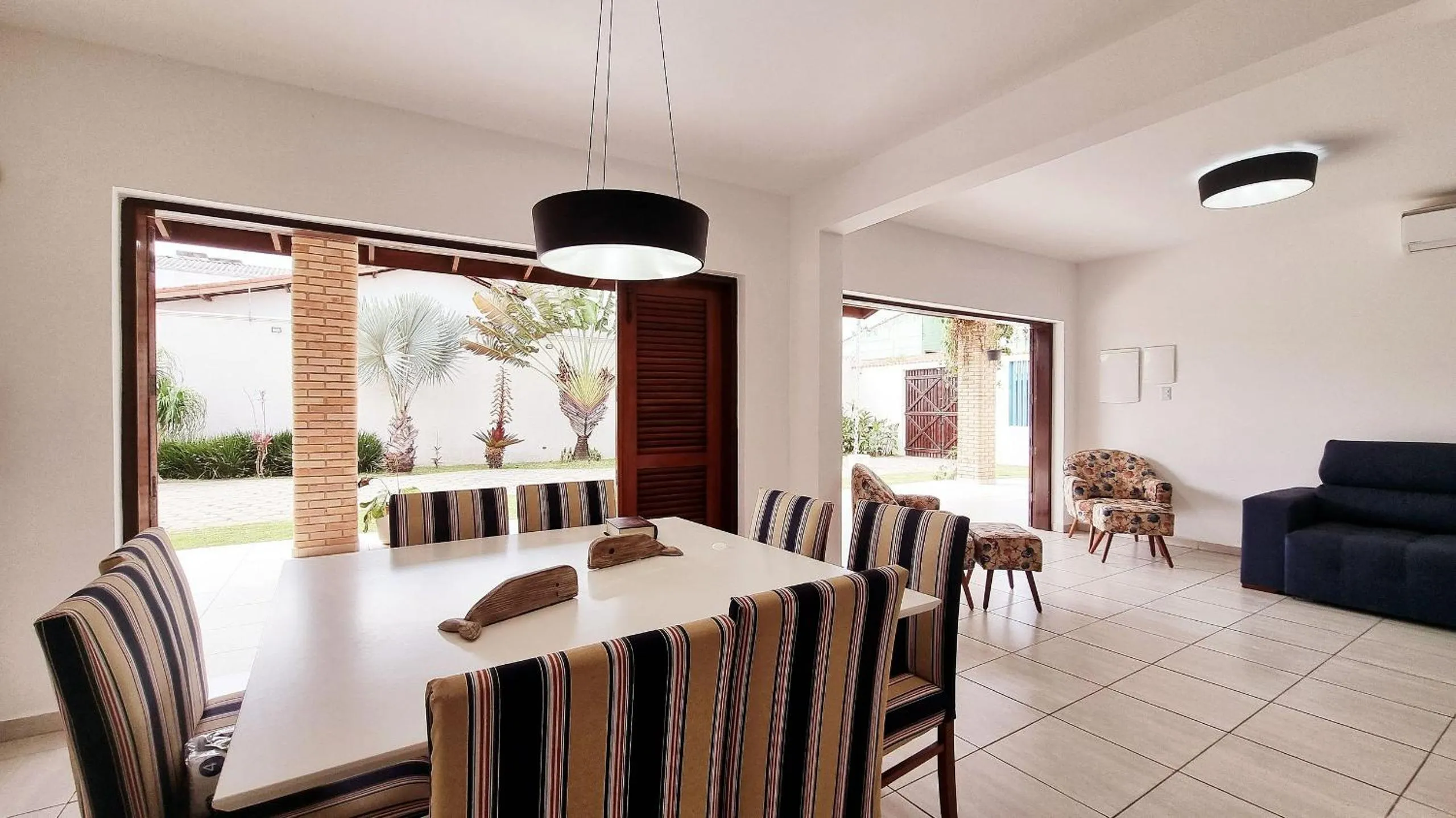 Dining area in Espetacular, 6 suítes, Varanda Gourmet, Bilhar, Pebolim, Praia dos Sonhos