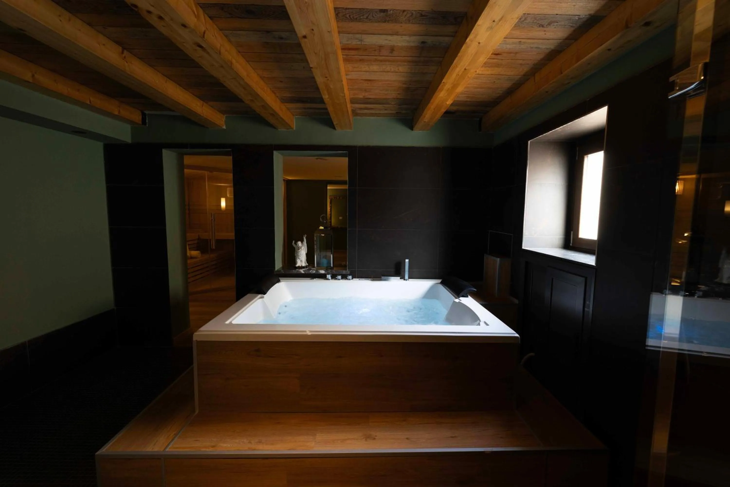 Hot Tub in Divisi Suites & SPA