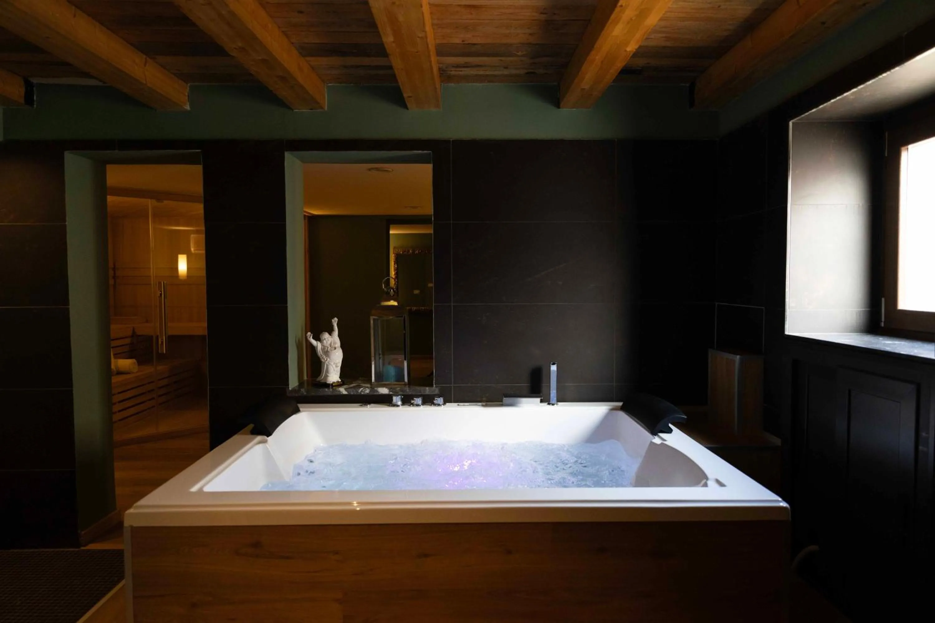 Hot Tub in Divisi Suites & SPA