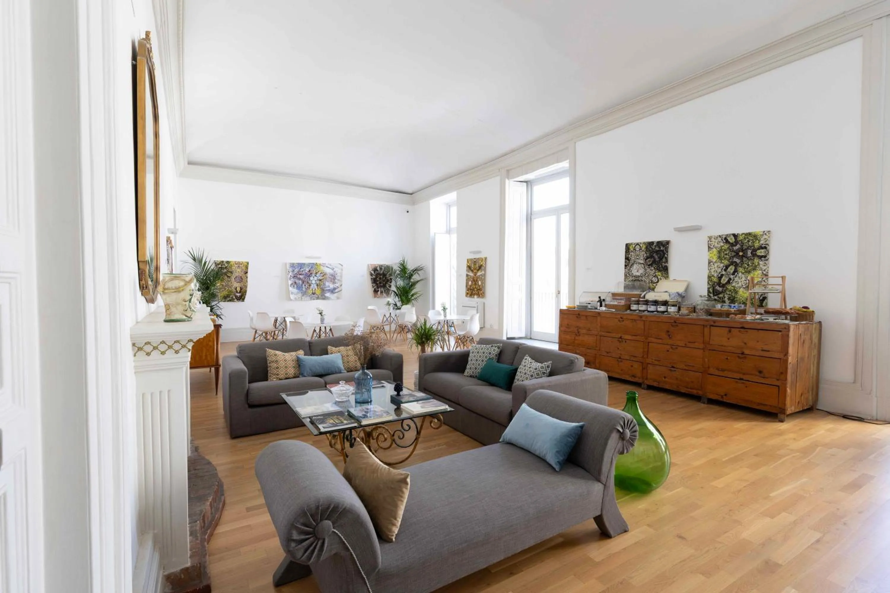 Communal lounge/ TV room in Divisi Suites & SPA