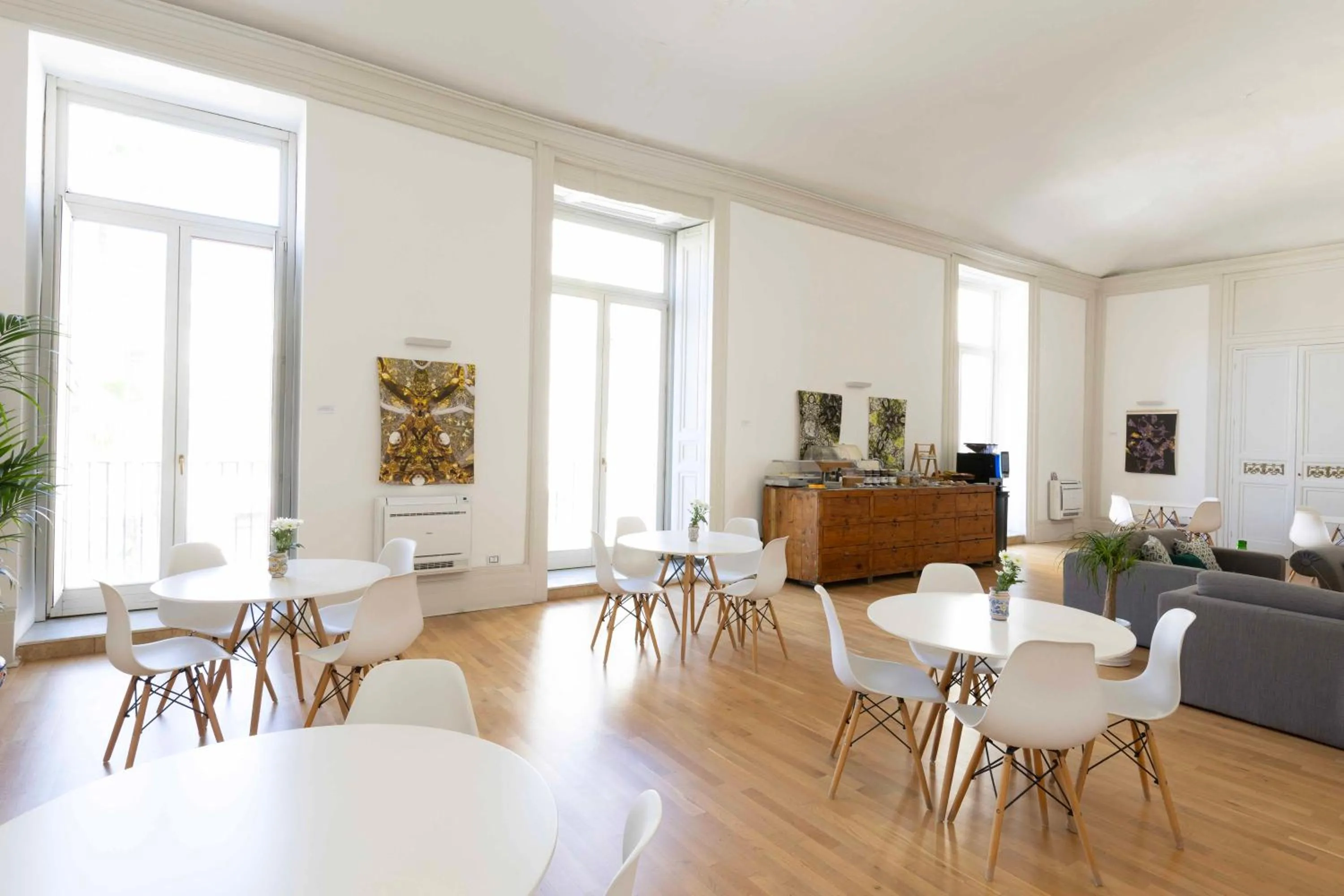 Communal lounge/ TV room in Divisi Suites & SPA