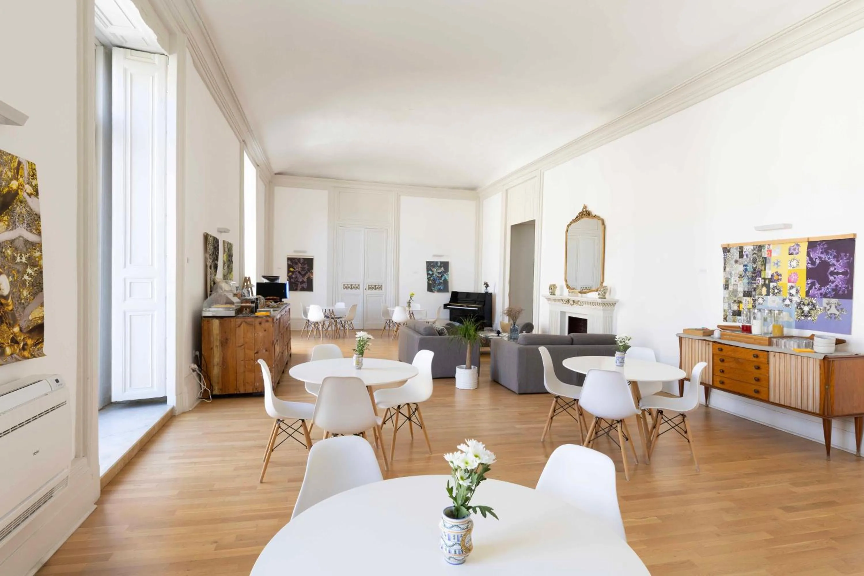 Communal lounge/ TV room in Divisi Suites & SPA