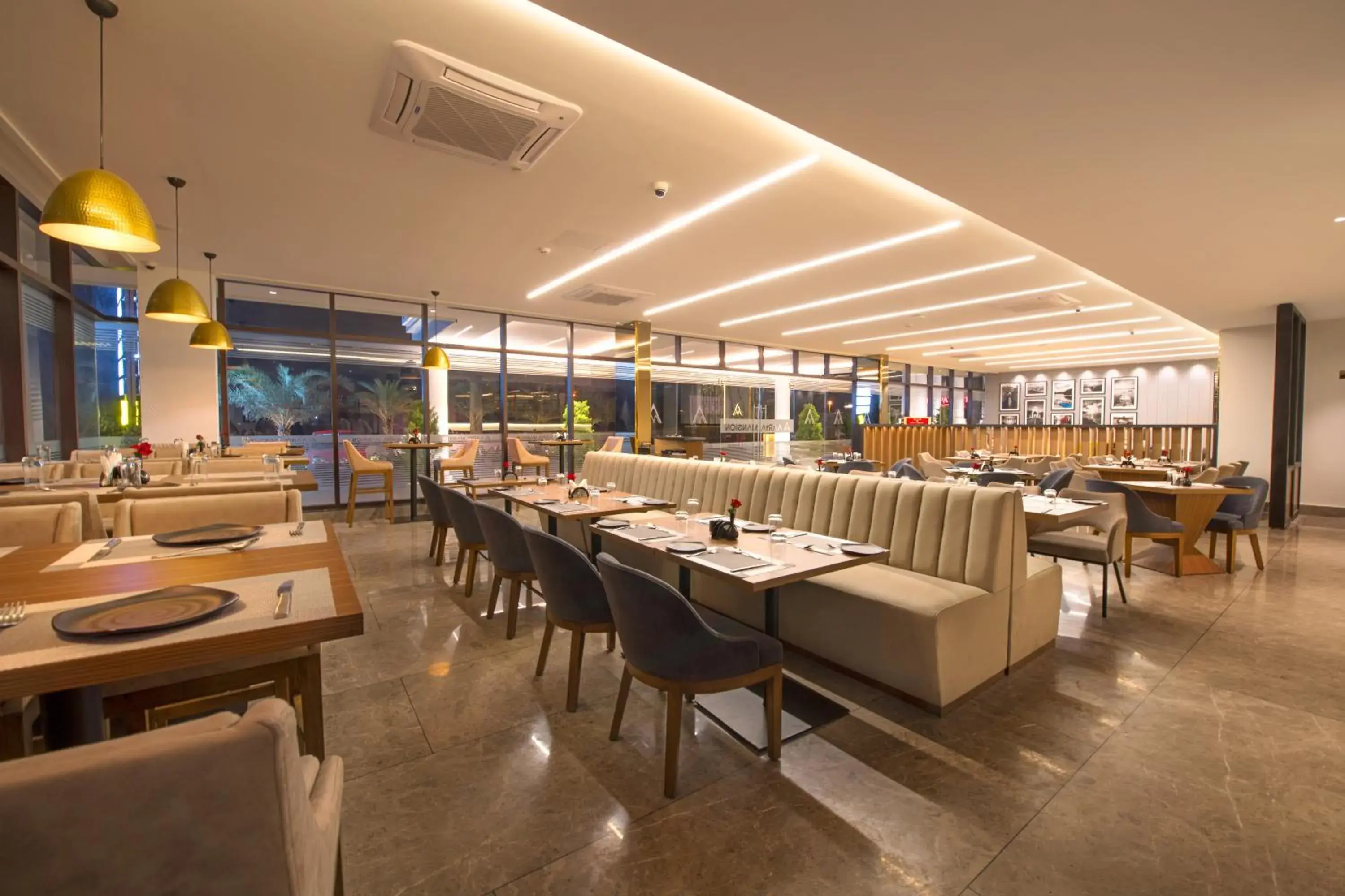 Restaurant/places to eat in AARYA MANSION V One Hotel Restaurant/places to eat in AARYA MANSION V One Hotel