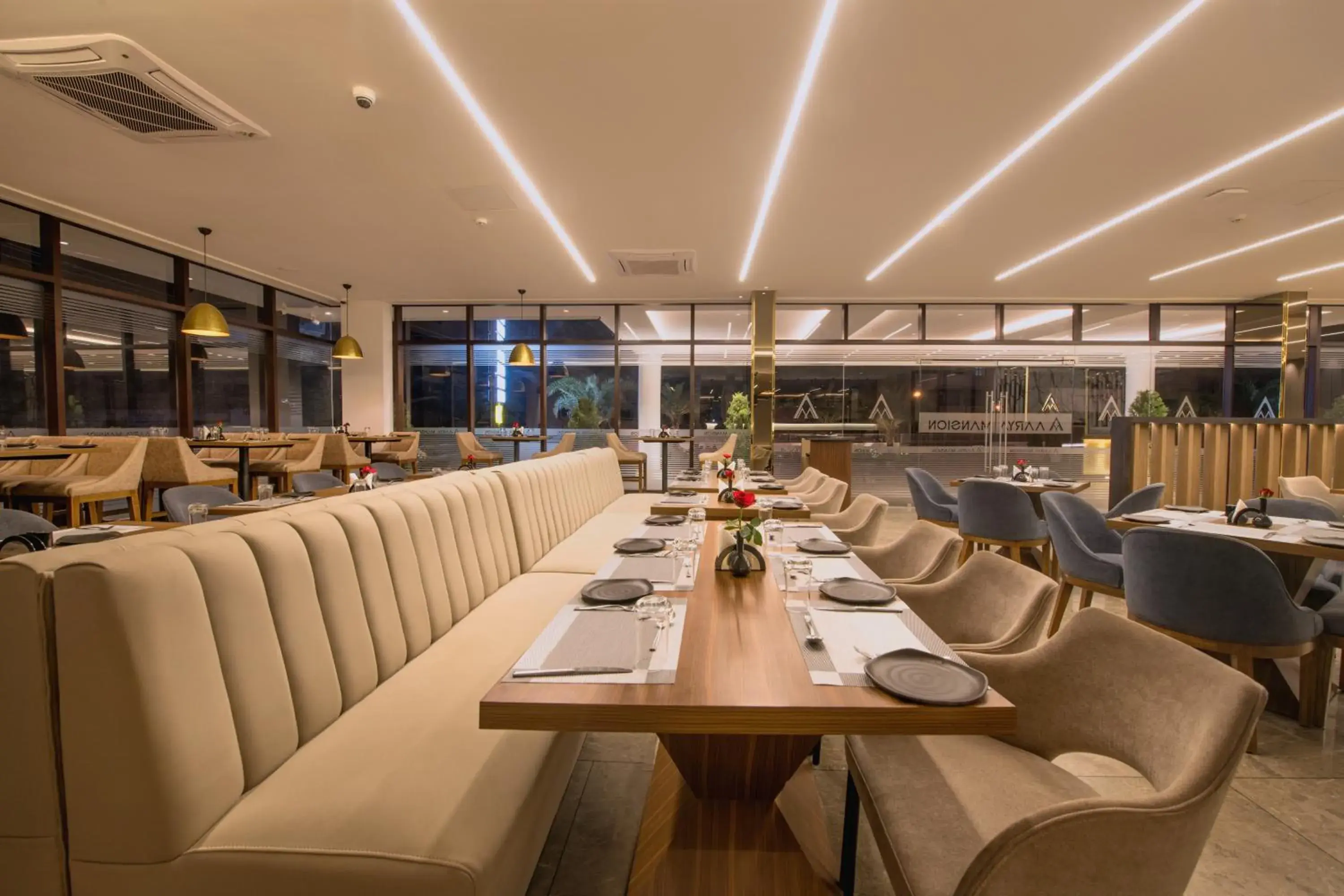 Restaurant/places to eat in AARYA MANSION V One Hotel Restaurant/places to eat in AARYA MANSION V One Hotel