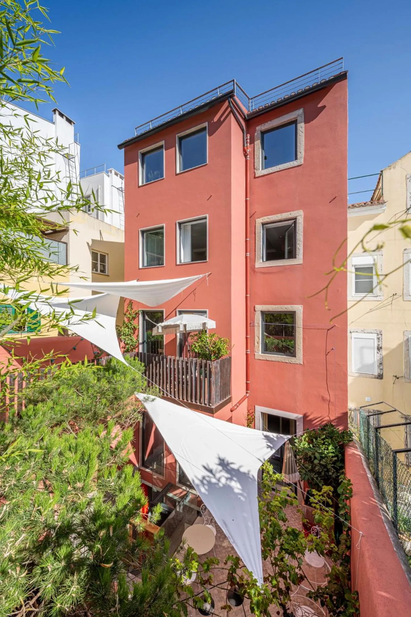 Facade/entrance in toctoctoc lisboa