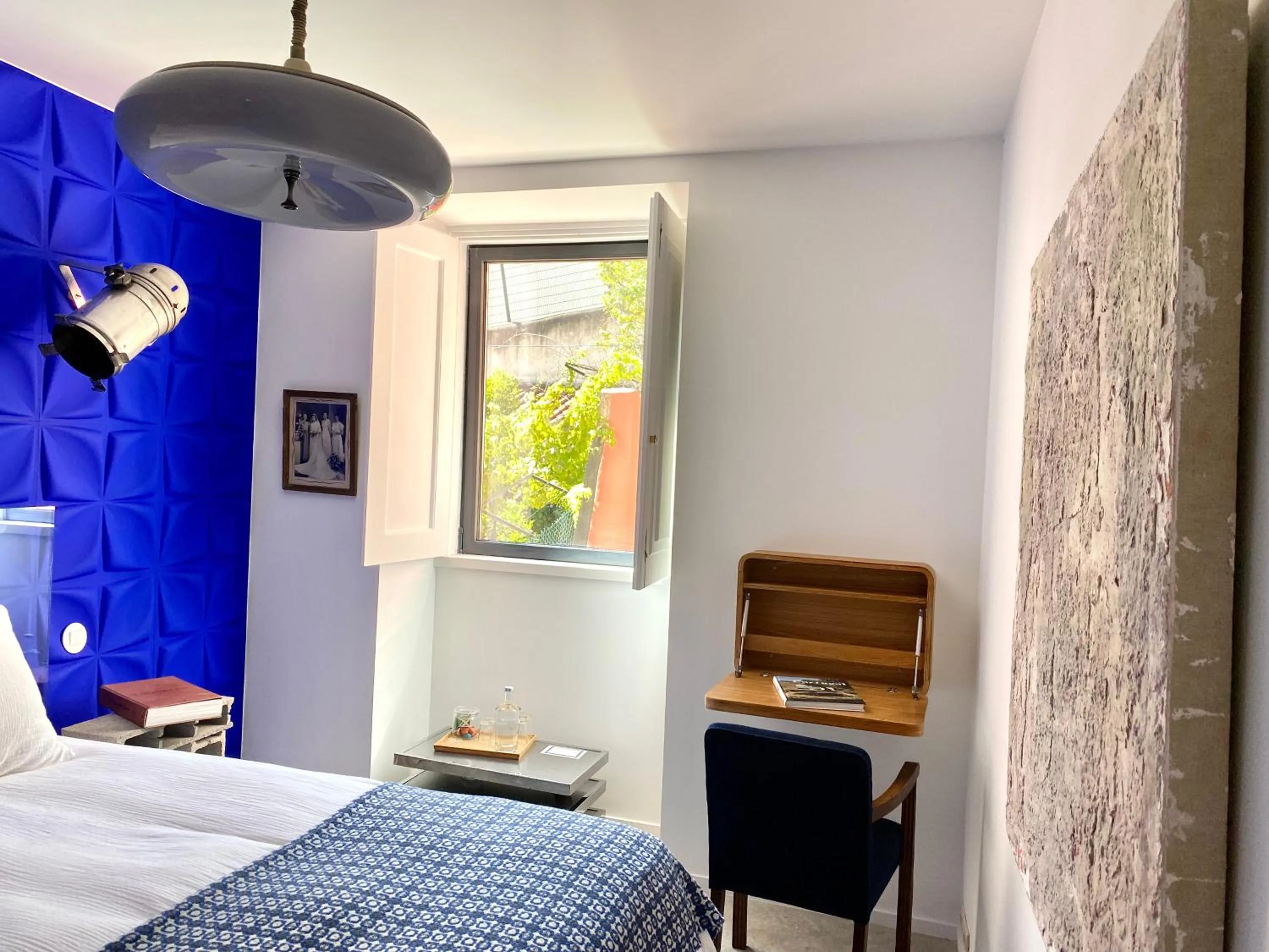 Photo of the whole room, Bed in toctoctoc lisboa