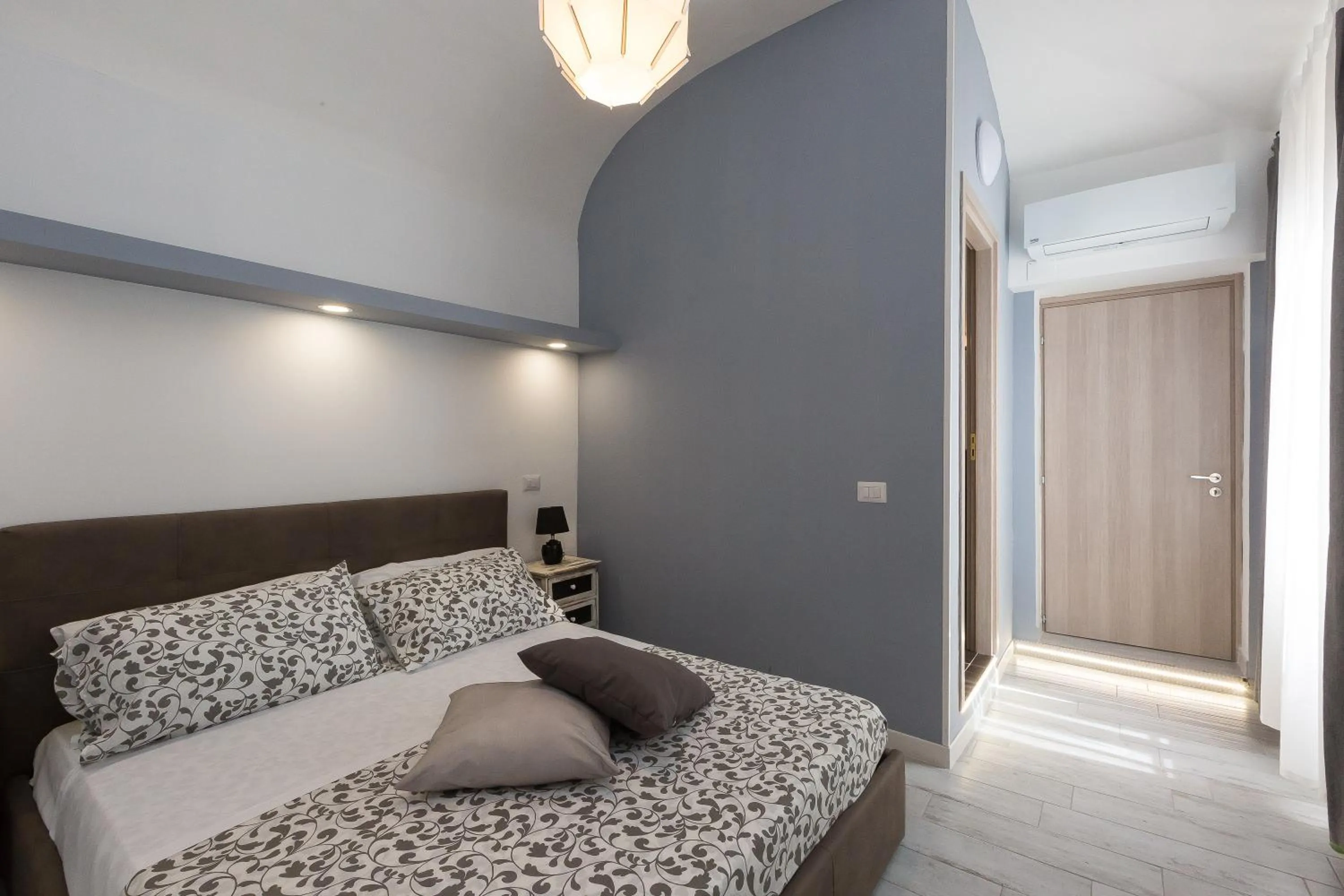 Photo of the whole room, Bed in San Peter Angels